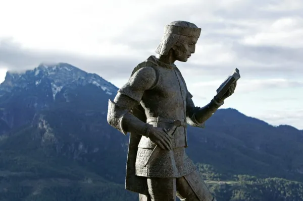 Estatua-Jorge-Manrique-y-Yelmo