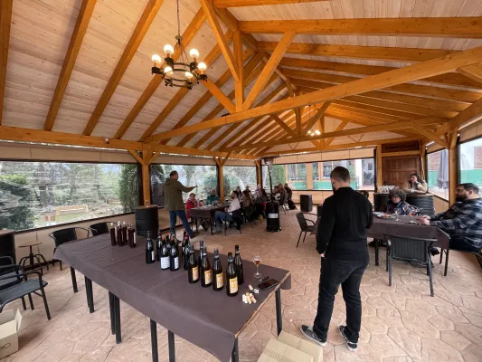 Cata de vinos bio maridada Hospedería de montaña Morciguillinas