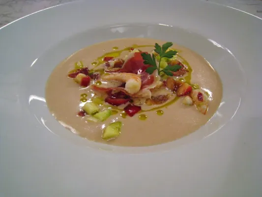 Ajo blanco con cerezas