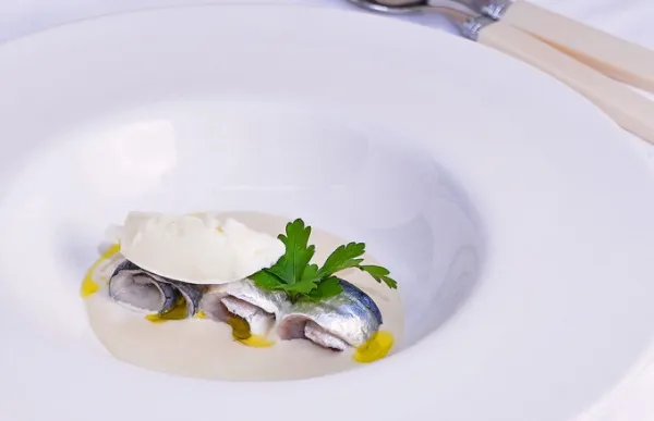Knoblauchsuppe mit getrockneten Heringen