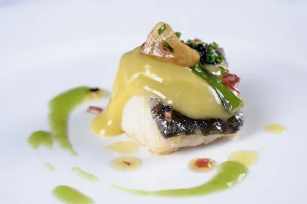Bacalao al pil-pil con crema de espárragos trigueros y panceta ibérica ahumada