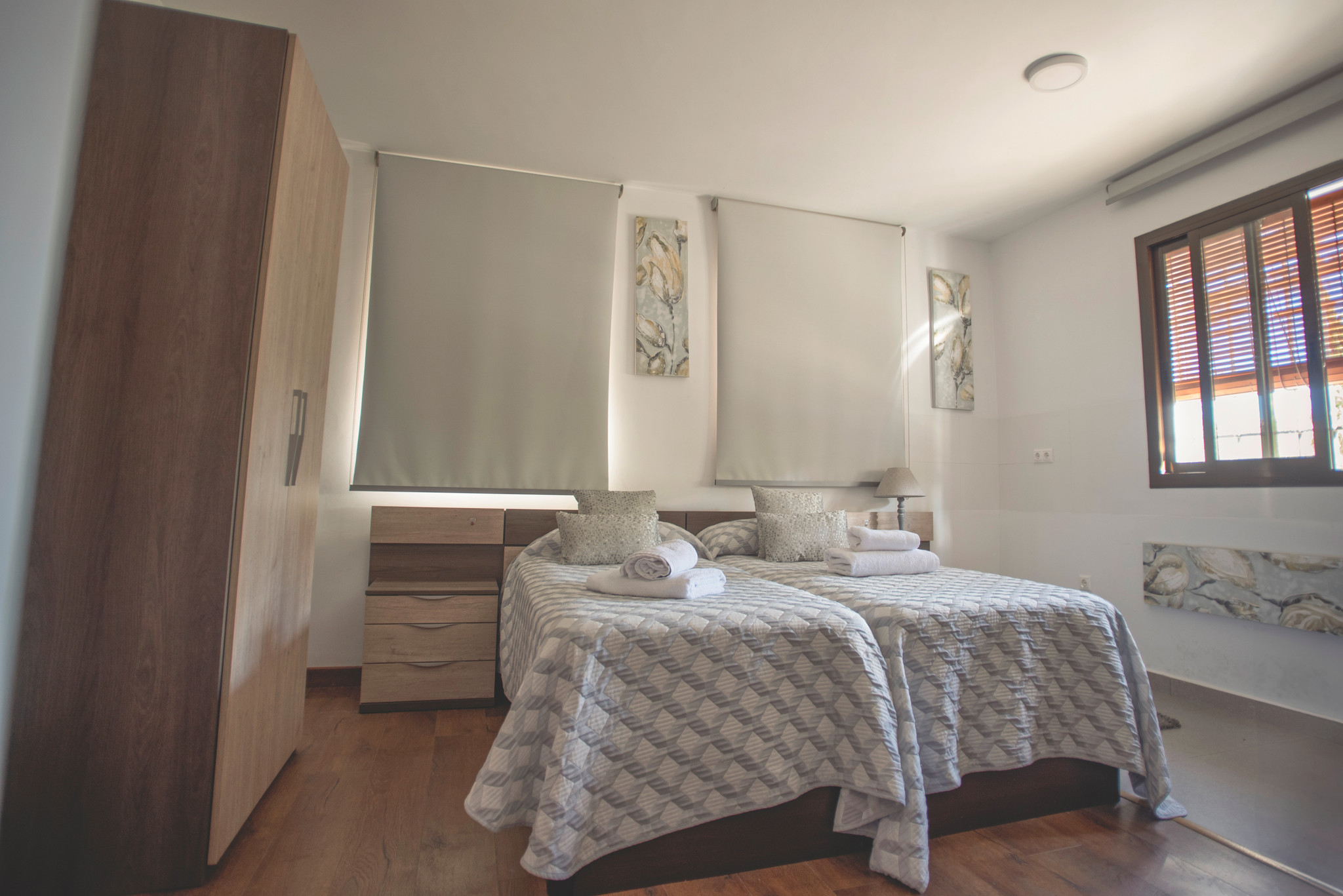 Dormitorio amplio y acogedor, con mobiliario moderno, tonos neutros y luz natural que aporta calidez y comodidad a la estancia.