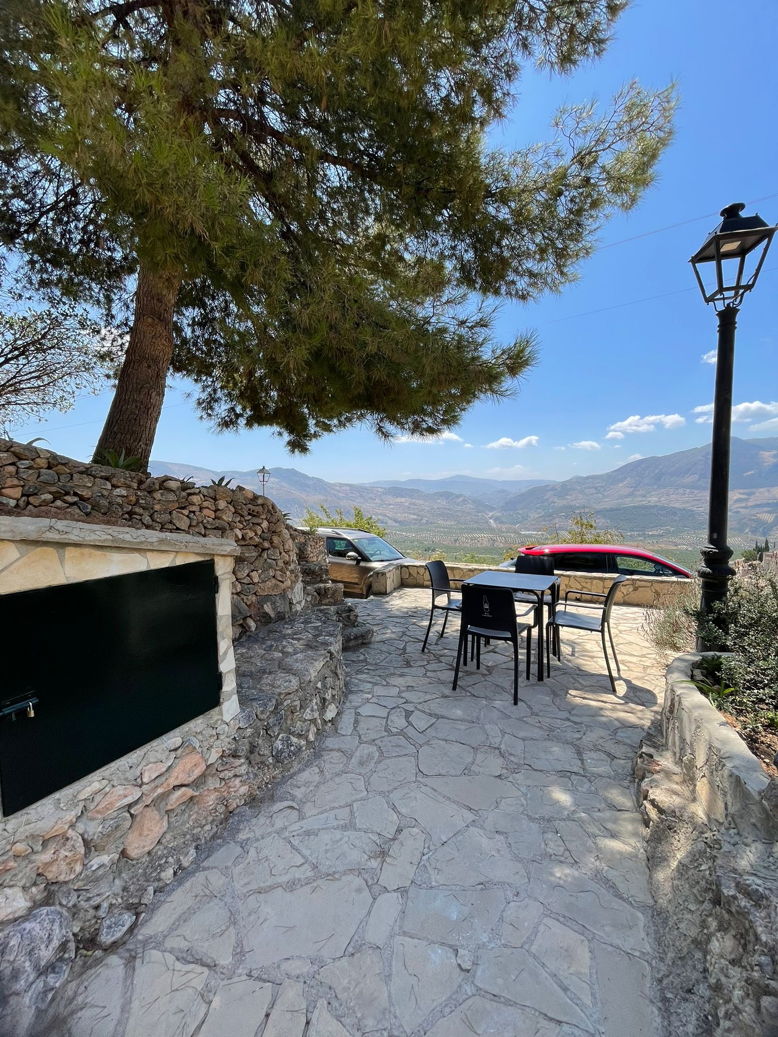 Terraza exterior con vistas abiertas al valle y a las sierras, ideal para disfrutar del paisaje. Un lugar tranquilo donde sentarse al aire libre y conectar con el entorno.