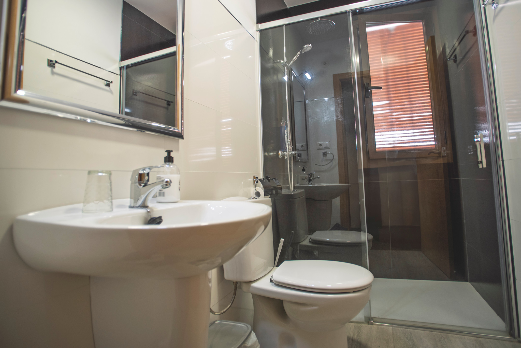 Baño completo con ducha, de diseño actual y equipado con lo necesario para una estancia cómoda y práctica.