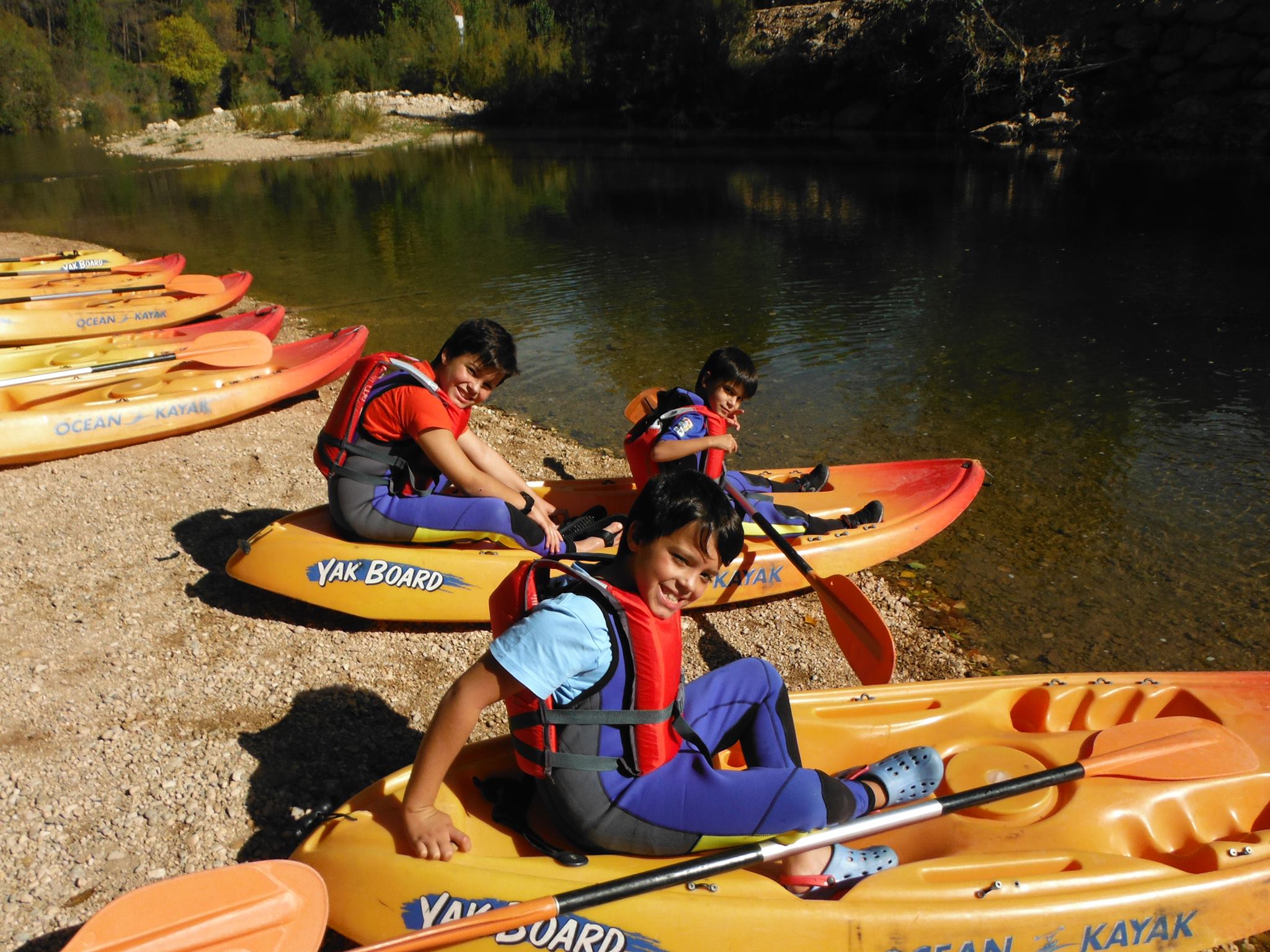 Niños preparados para una actividad en kayak.