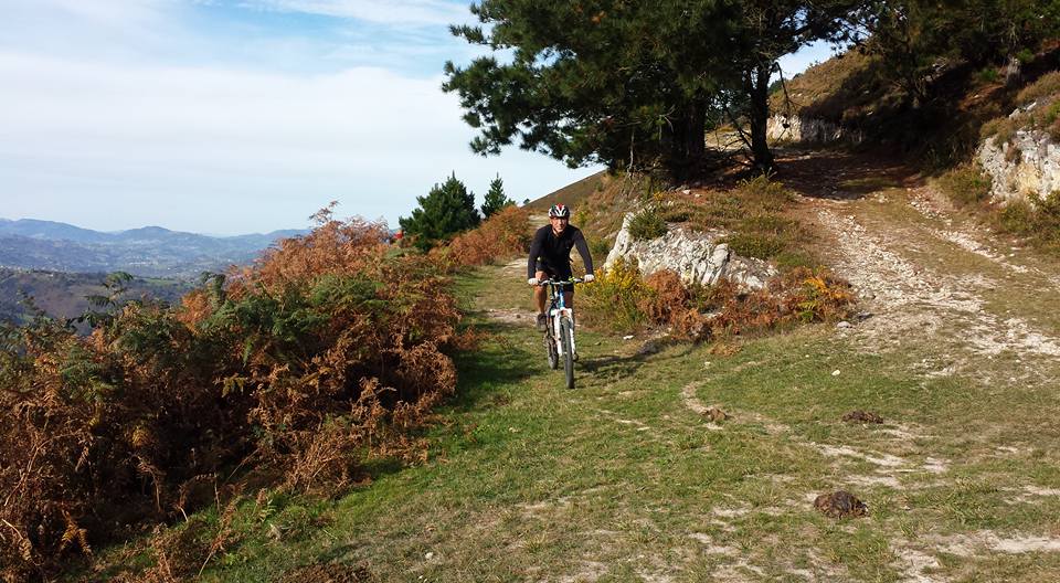 Ciclista recorriendo una senda de montaña.