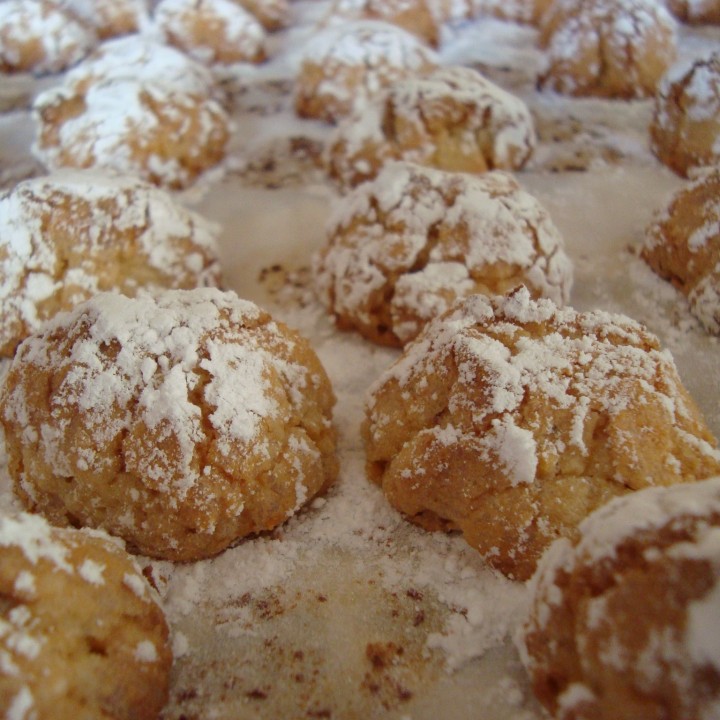 Almendrados tradicionales de forma redondeada e irregular, colocados en una bandeja y espolvoreados con azúcar glas. Presentan un color dorado y una textura ligeramente agrietada, propia de este dulce casero elaborado con almendra.