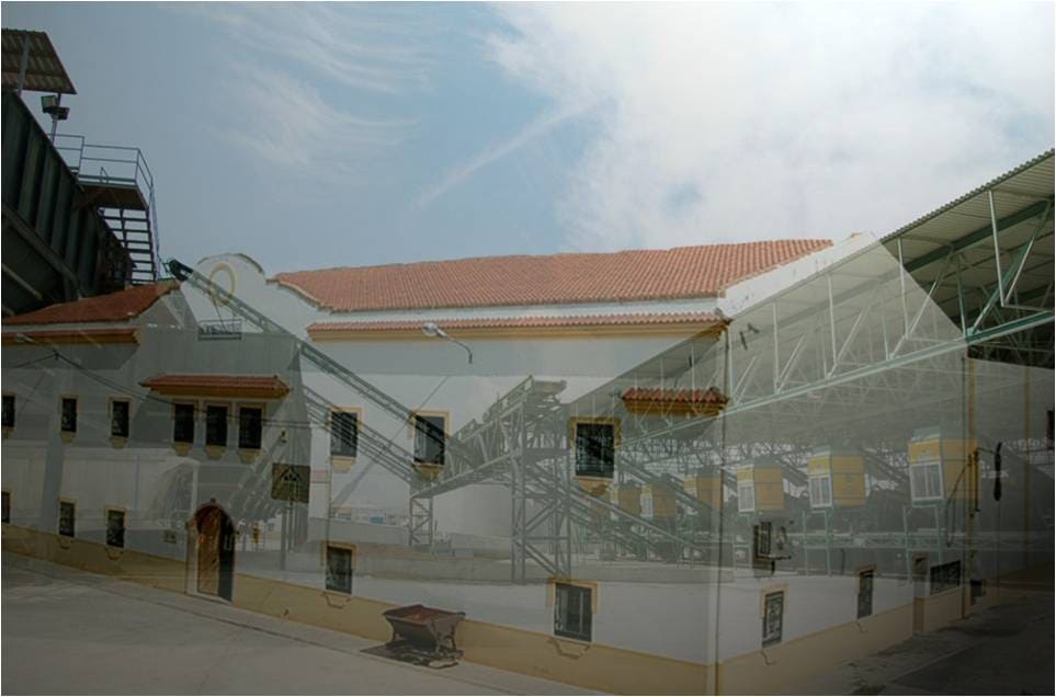 Área exterior con maquinaria y cintas transportadoras utilizadas para la recepción y tratamiento de la aceituna.