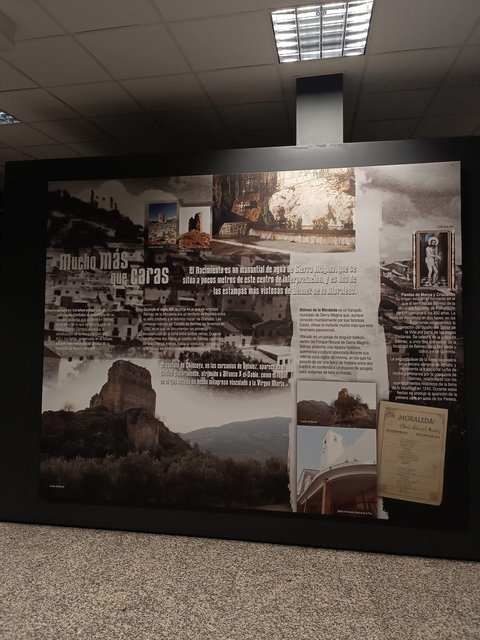 Panel expositivo sobre Bélmez de la Moraleda y su entorno, con imágenes del castillo, paisajes y elementos patrimoniales, acompañado de textos sobre la historia y los atractivos del municipio.