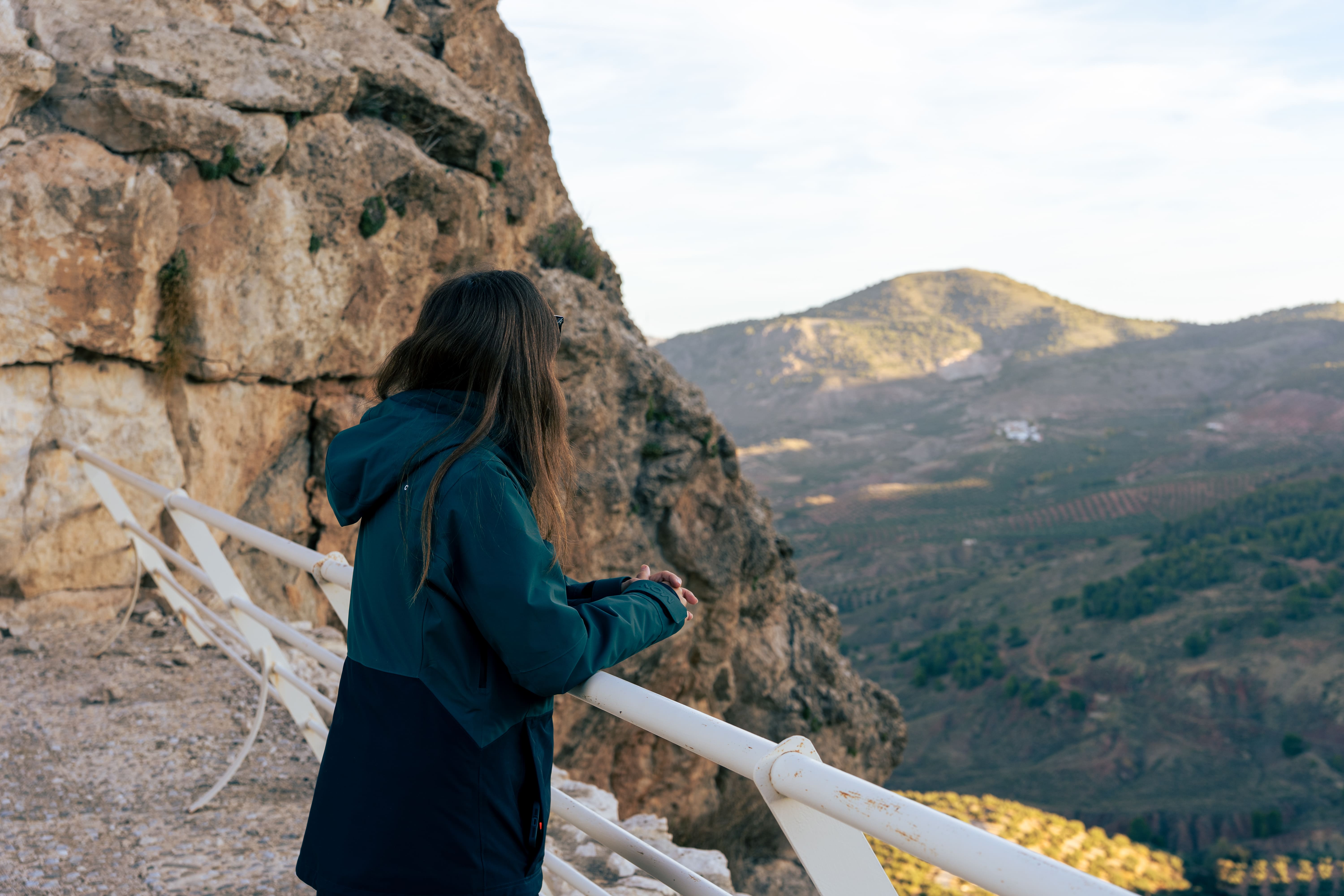 mujer contemplando las vistas desde el castillo de Solera