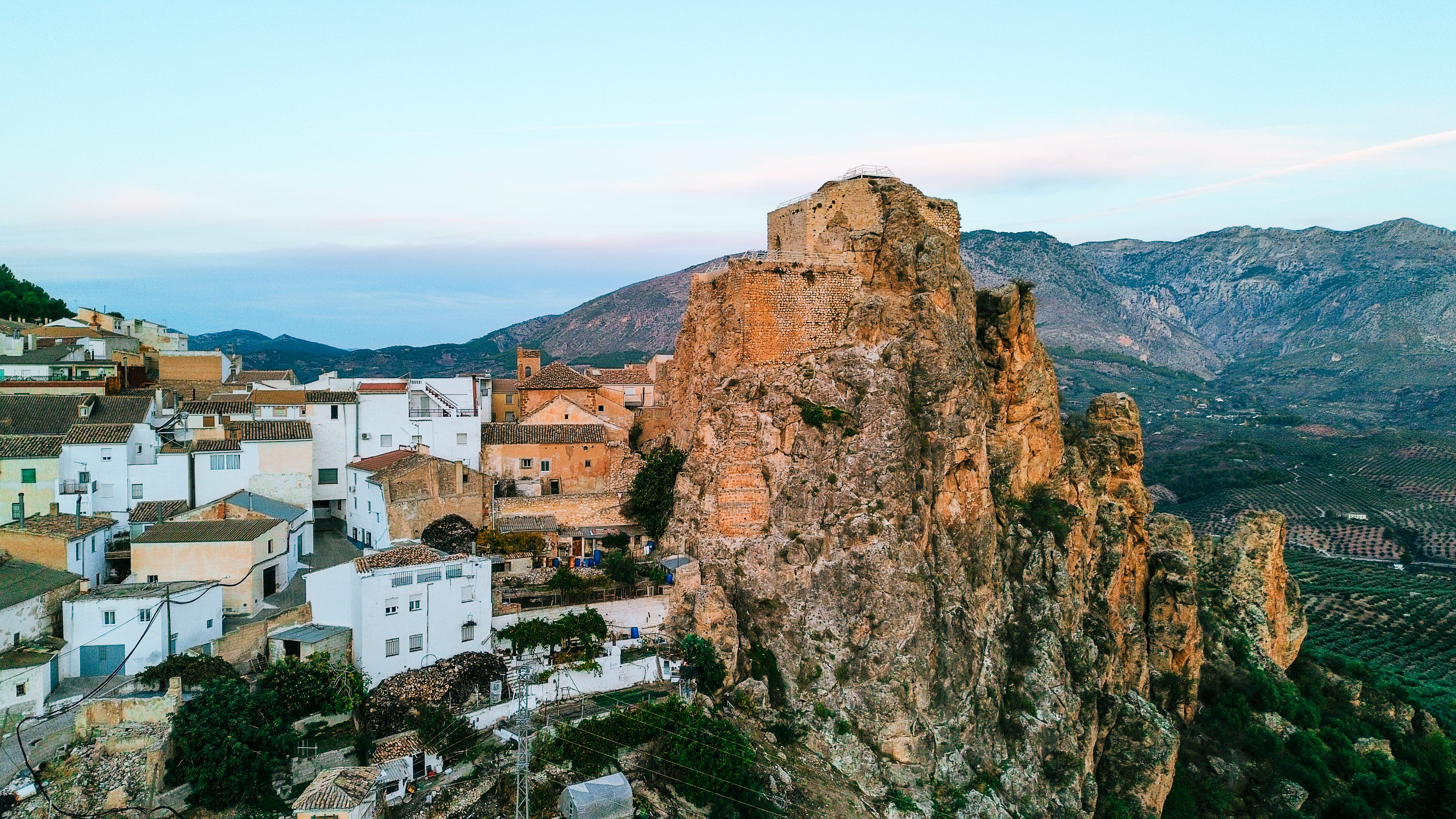 panorámica del castillo de Solera. El municipio a la izquierda y las vistas al mar de olivos a la derecha