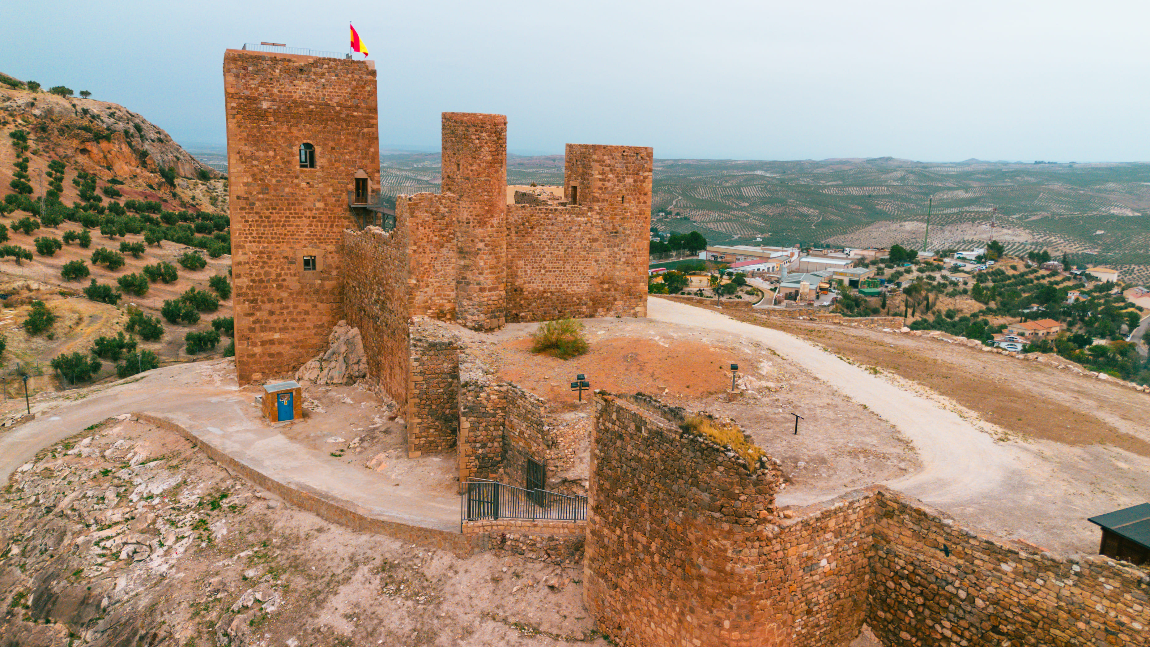 recinto amurallado, de planta panorámica del castillo de la guardia de jaén y al fondo el municipioriangular y unos 9.000 m²