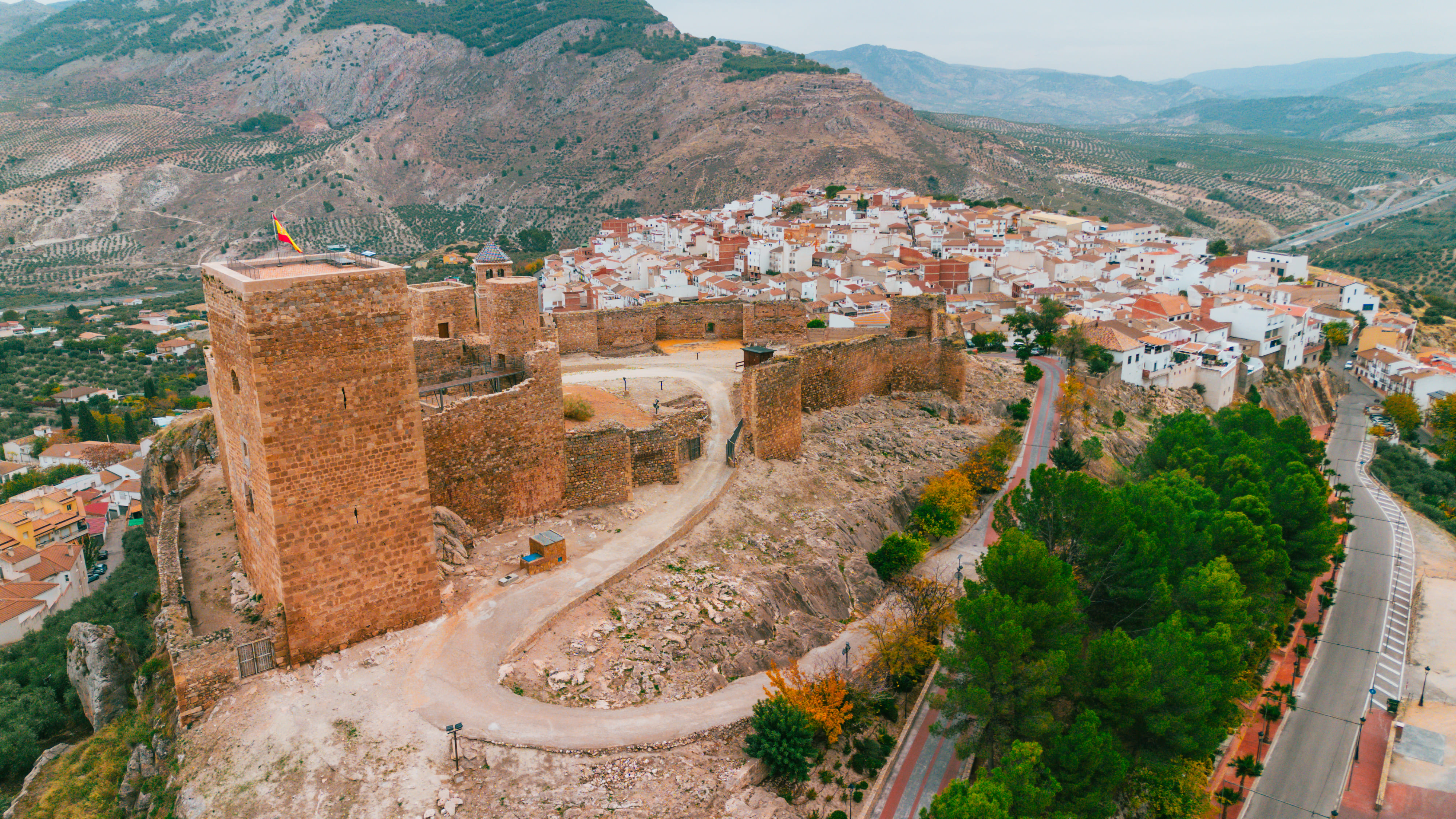 panorámica del castillo de la guardia de jaén y al fondo el municipio