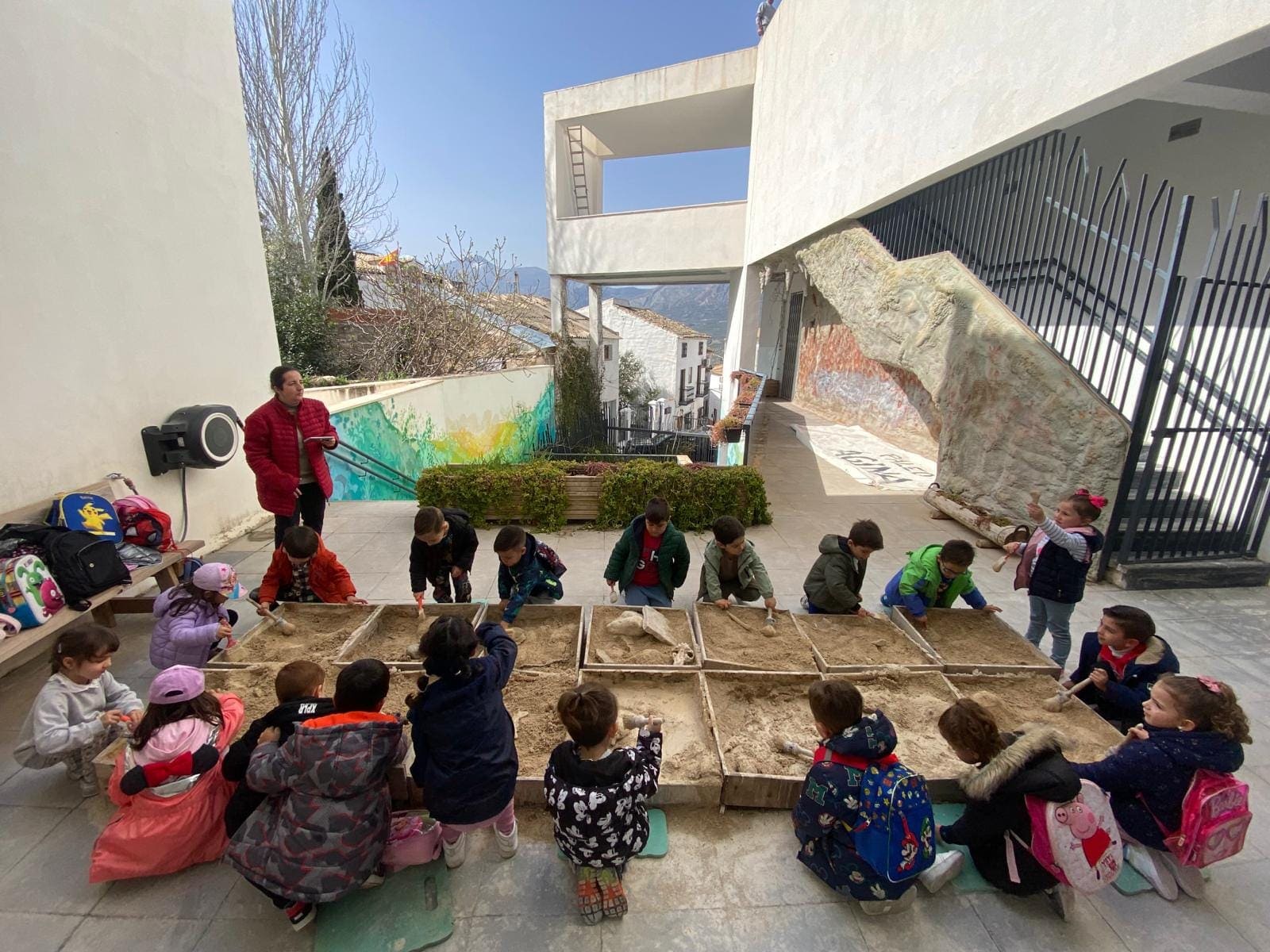 grupo de niños en una visita en el Centro de Interpretación Paleomágina
