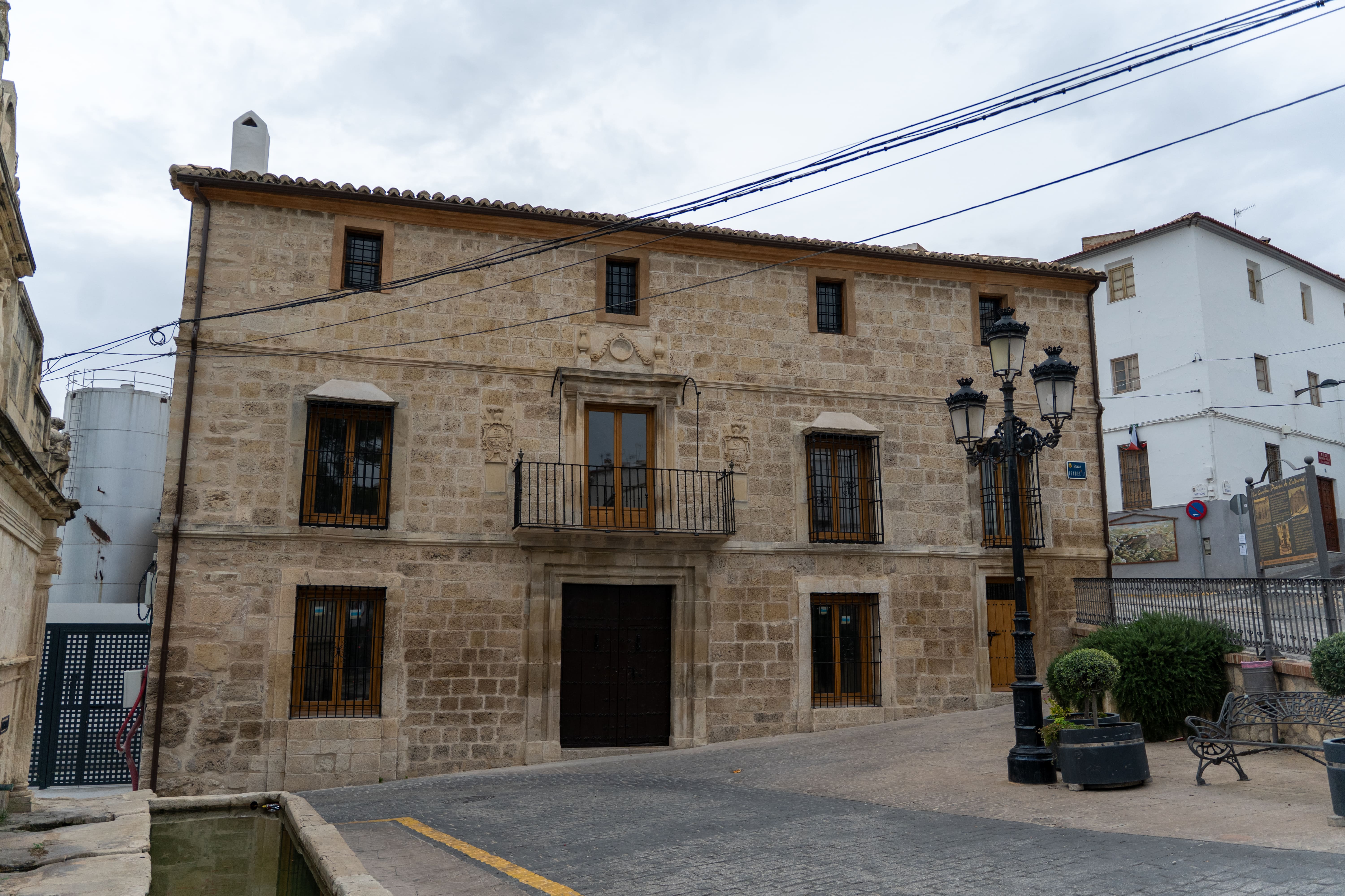 en la imagen se ve una fachada de un edificio de piedra