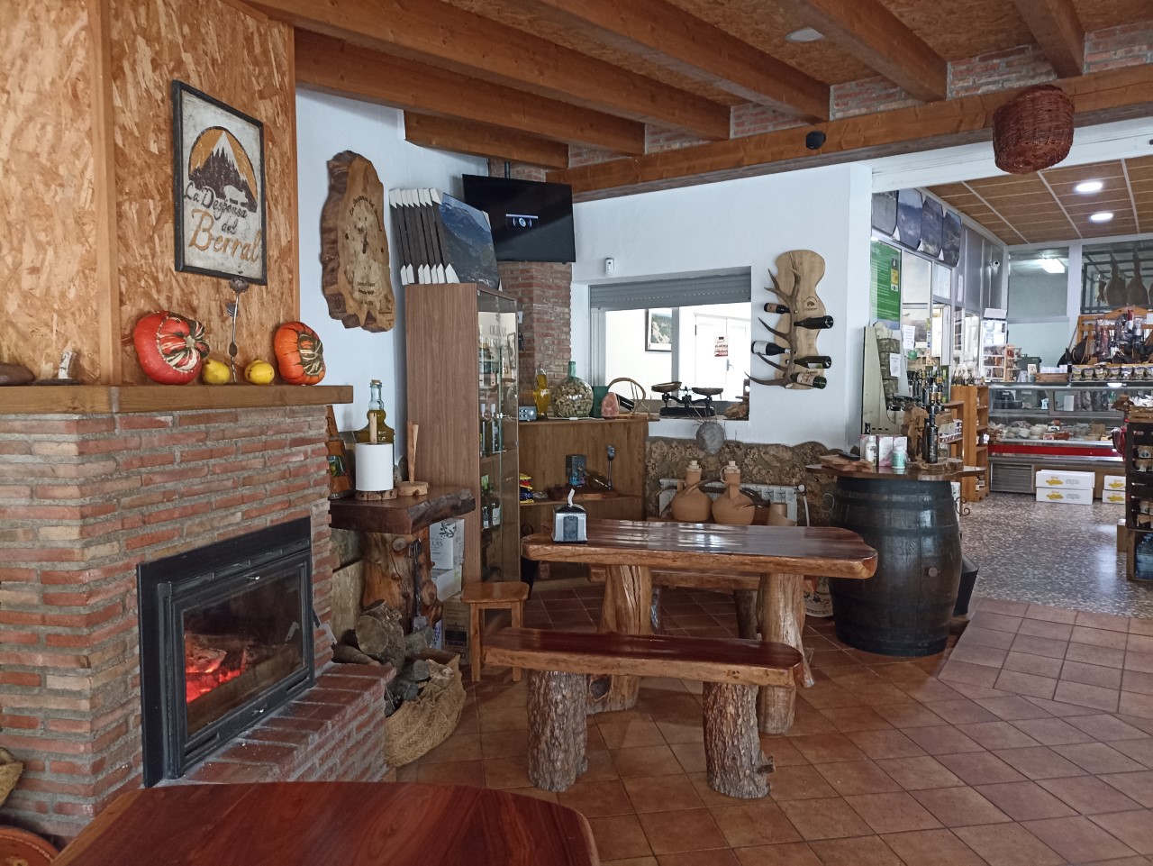 Sala degustacion en tienda La Despensa del Berral aldea La Matea, Siera de Segura