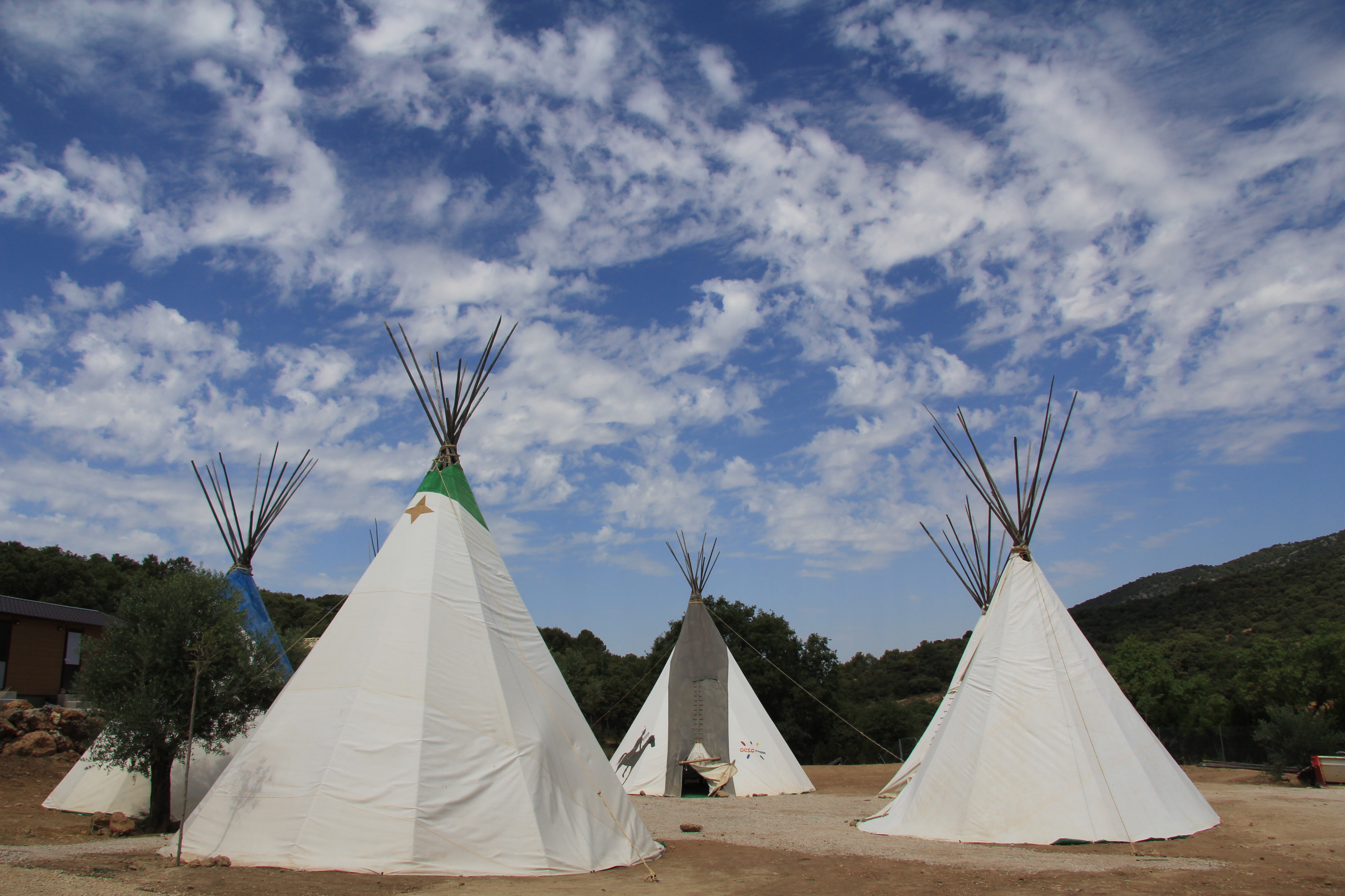 Varias tiendas tipo tipi instaladas en un entorno natural.