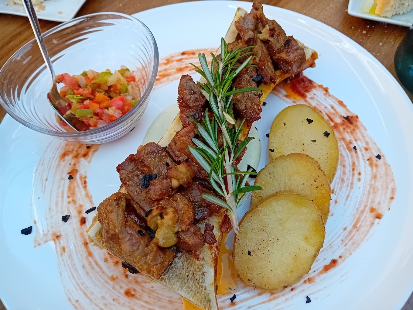 Plato de menú gastronómico de Mesón Asador Leandro en Cazorla