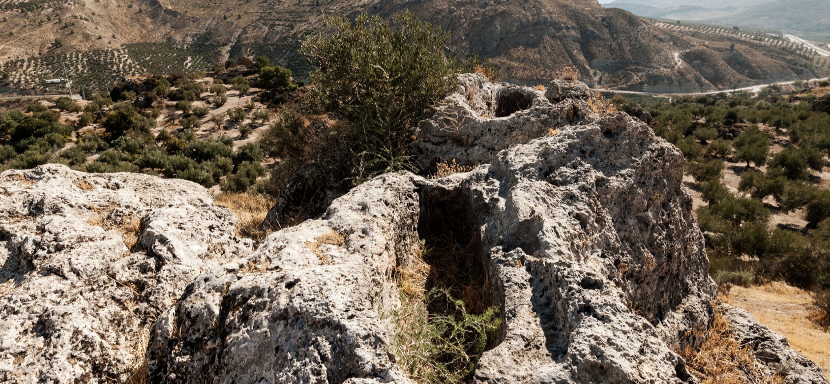 yacimiento arqueológico de época visigoda caracterizado por sus tumbas excavadas directamente en la roca