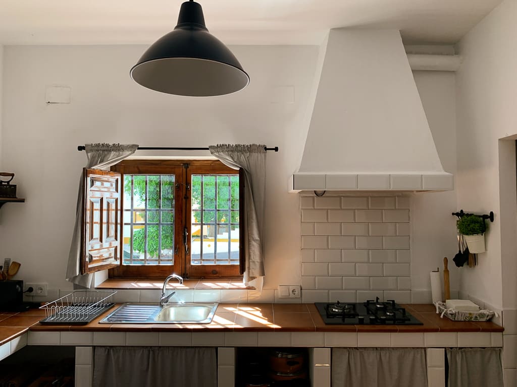 cocina rural con un ventana con vistas a naturaleza