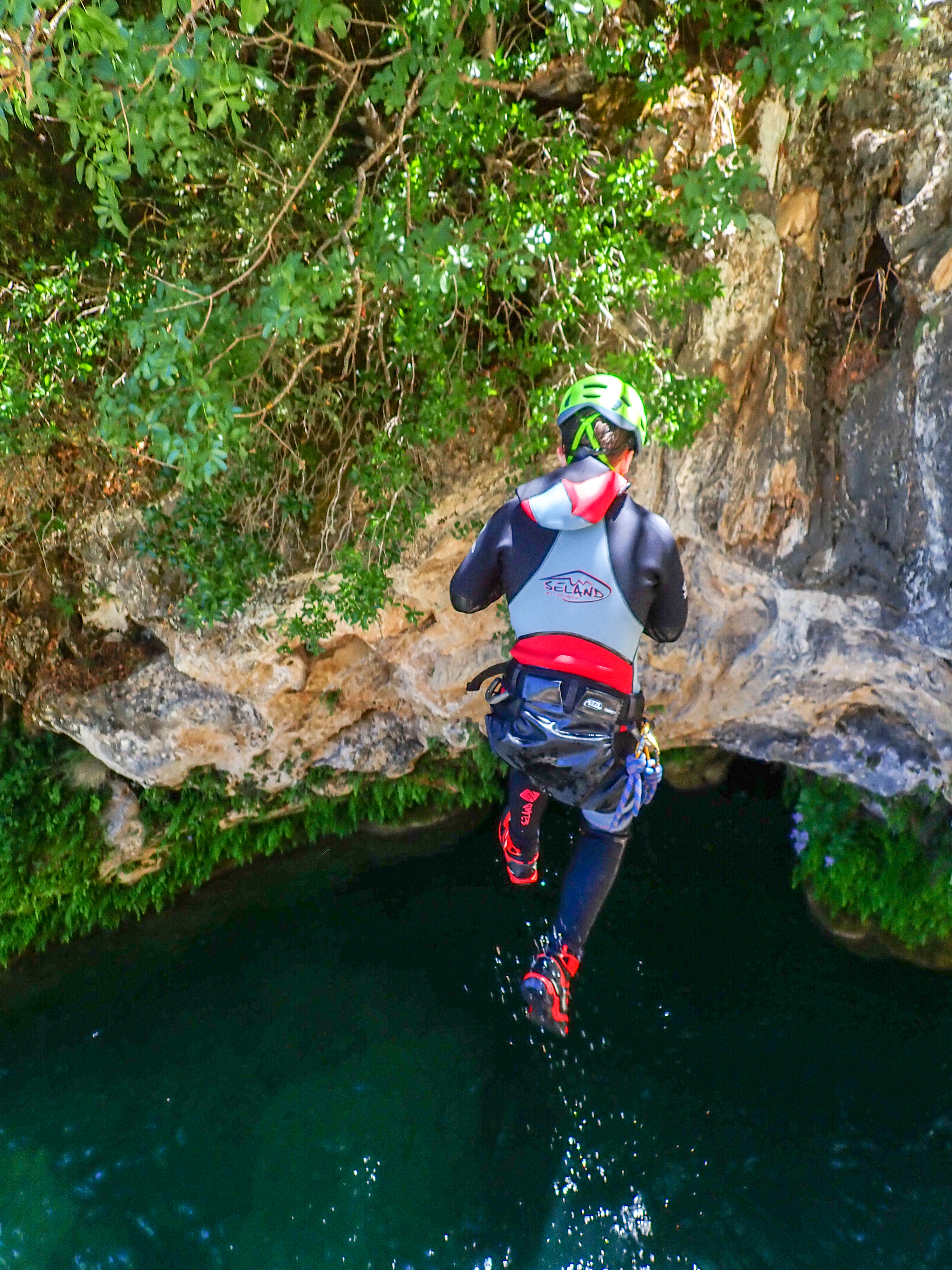 Saltando en el barranco