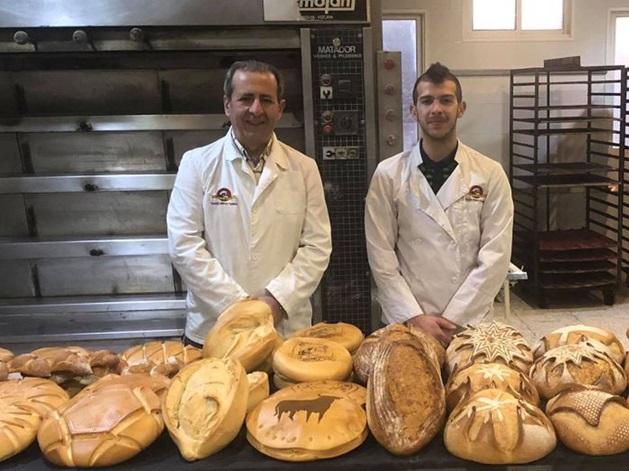Jose A. García fundador de panadería Pancazorla junto a su hijo en obrador