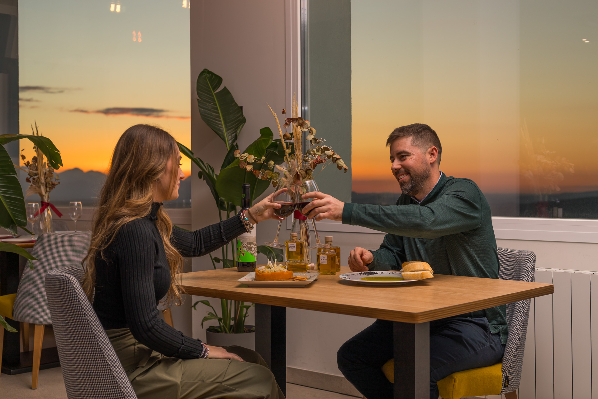 Cena con el atardecer de Aleuri Olympo