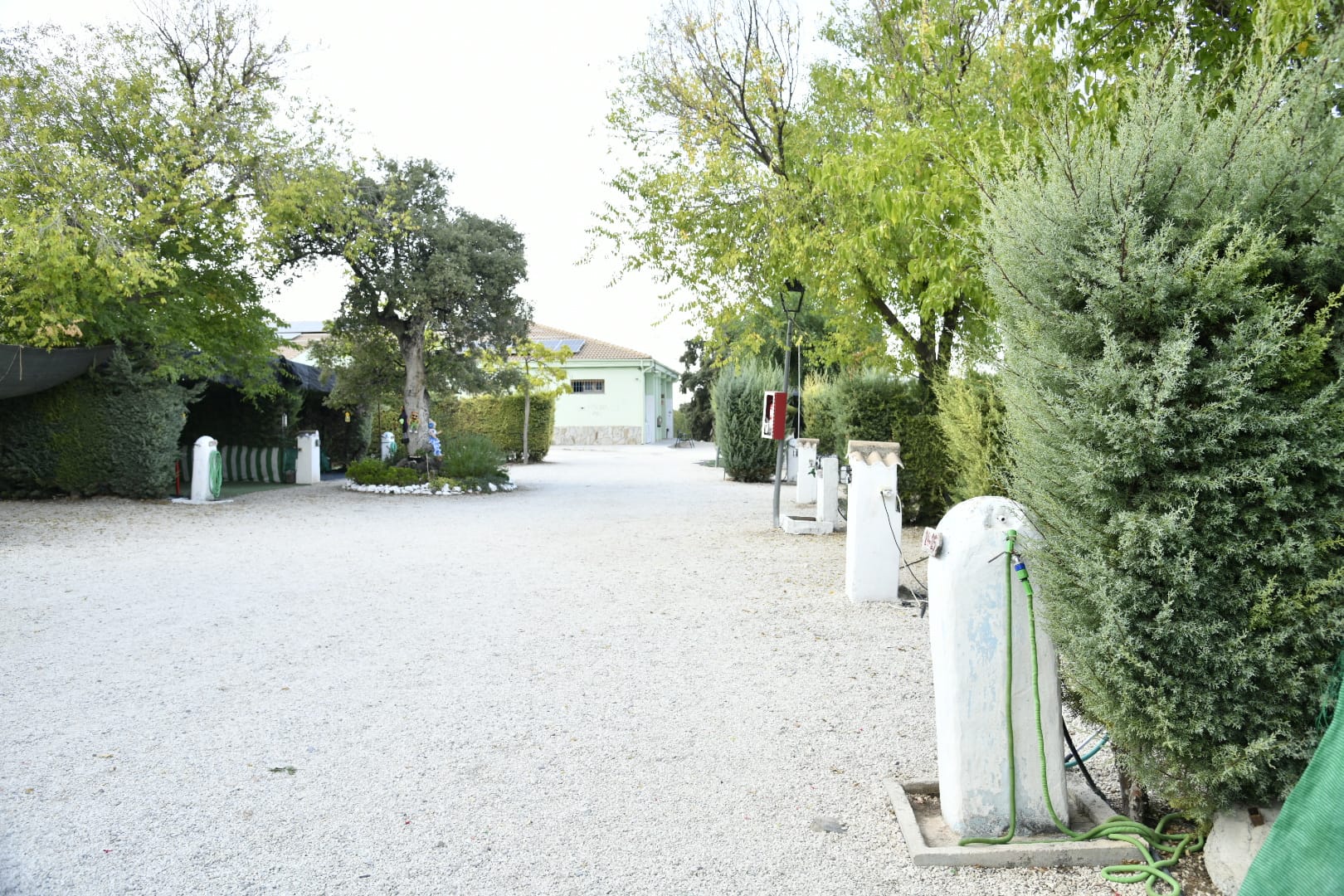 Área interior del camping con parcelas delimitadas, puntos de conexión y zonas arboladas que aportan sombra. El entorno cuidado y ordenado invita a una estancia cómoda, en contacto directo con la naturaleza y con los servicios necesarios para viajeros en caravana o tienda.