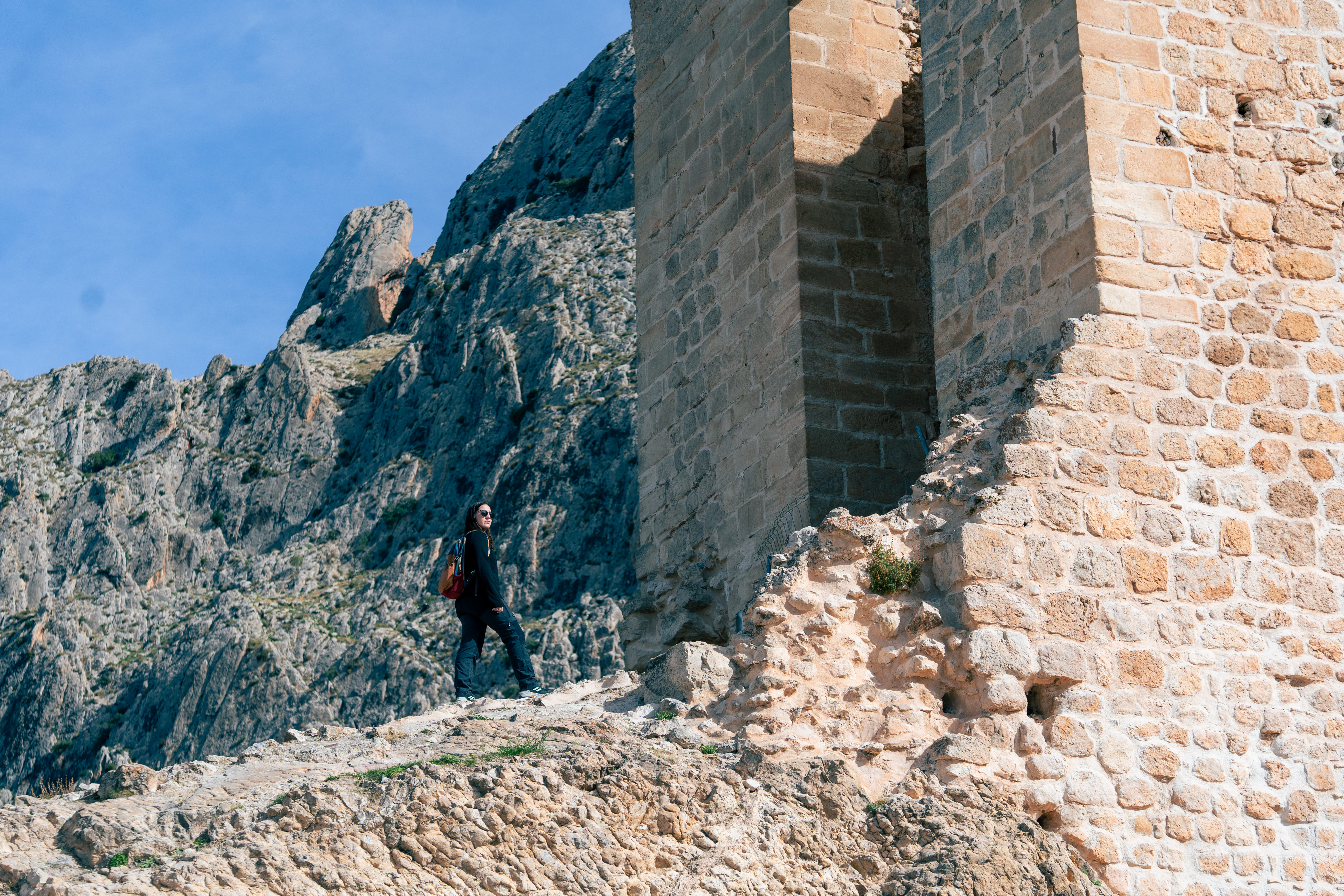mujer visitando el castillo nuevo de Bedmar