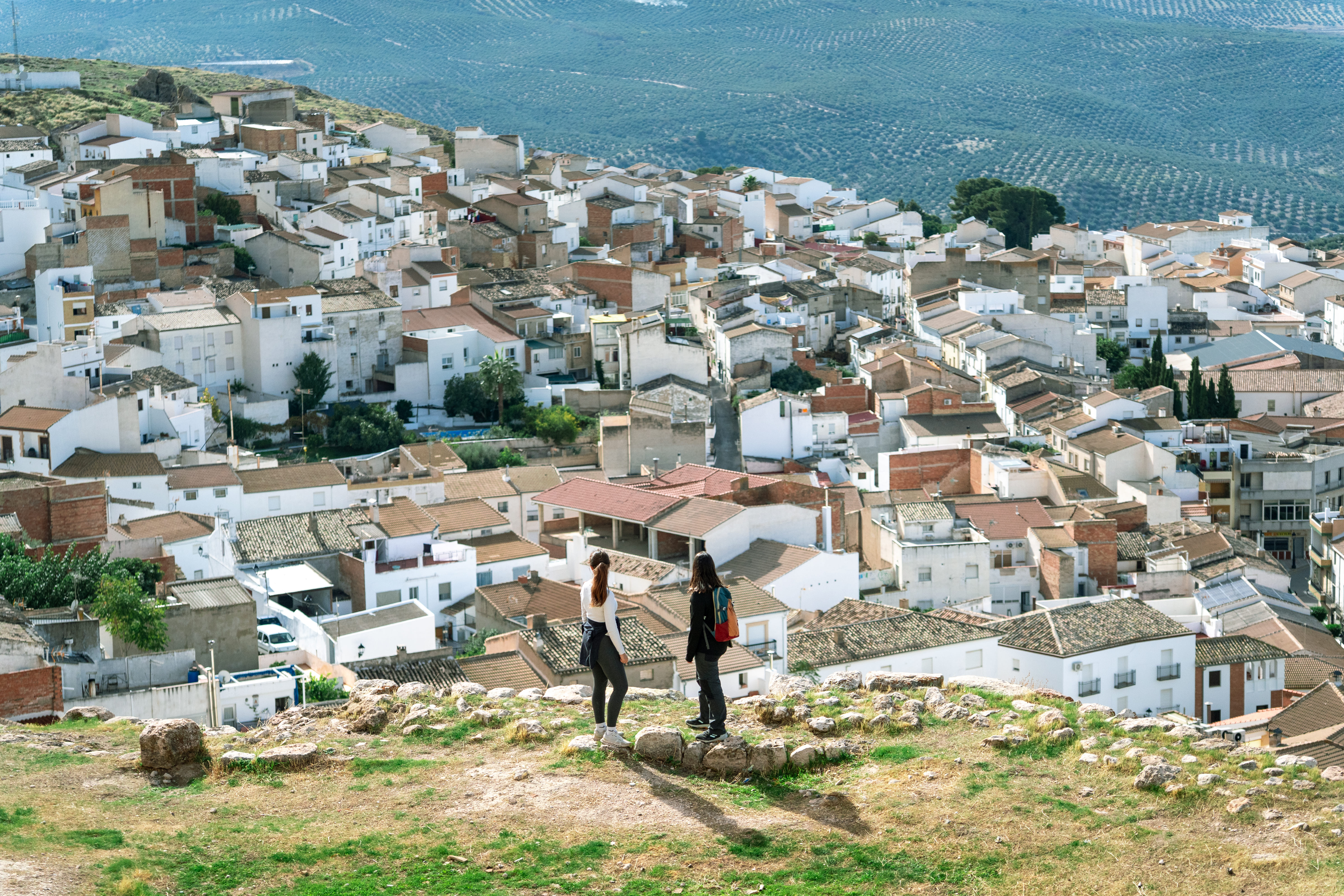 dos personas viendo el municipio de Bedmar desde el castillo