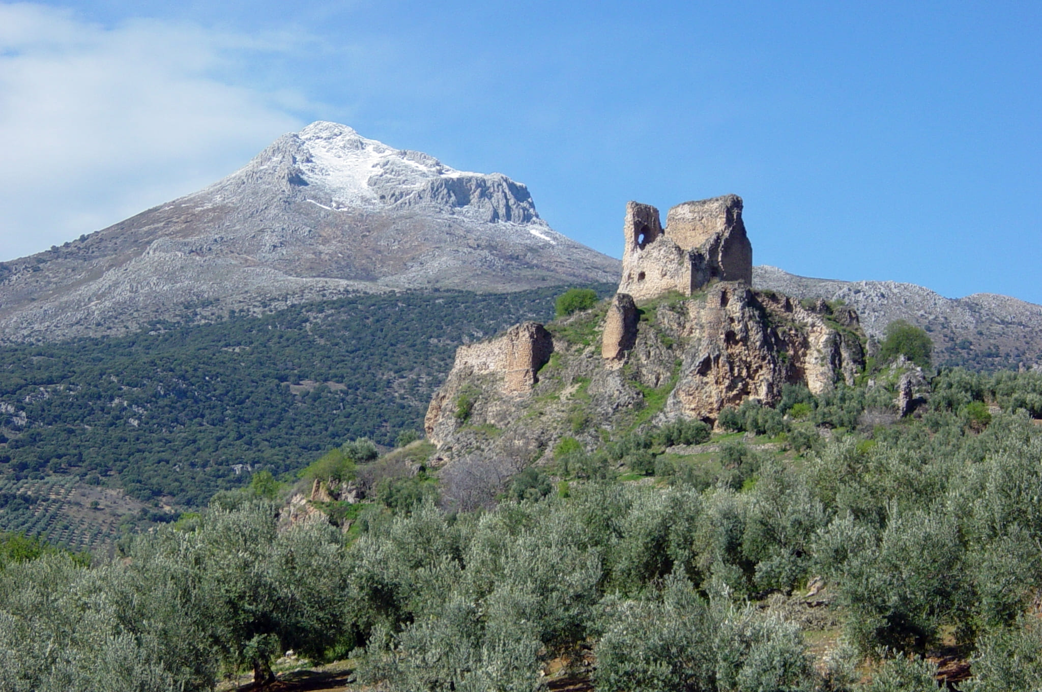 panorámica del Castillo de Bélmez y al fondo montañas y olivos
