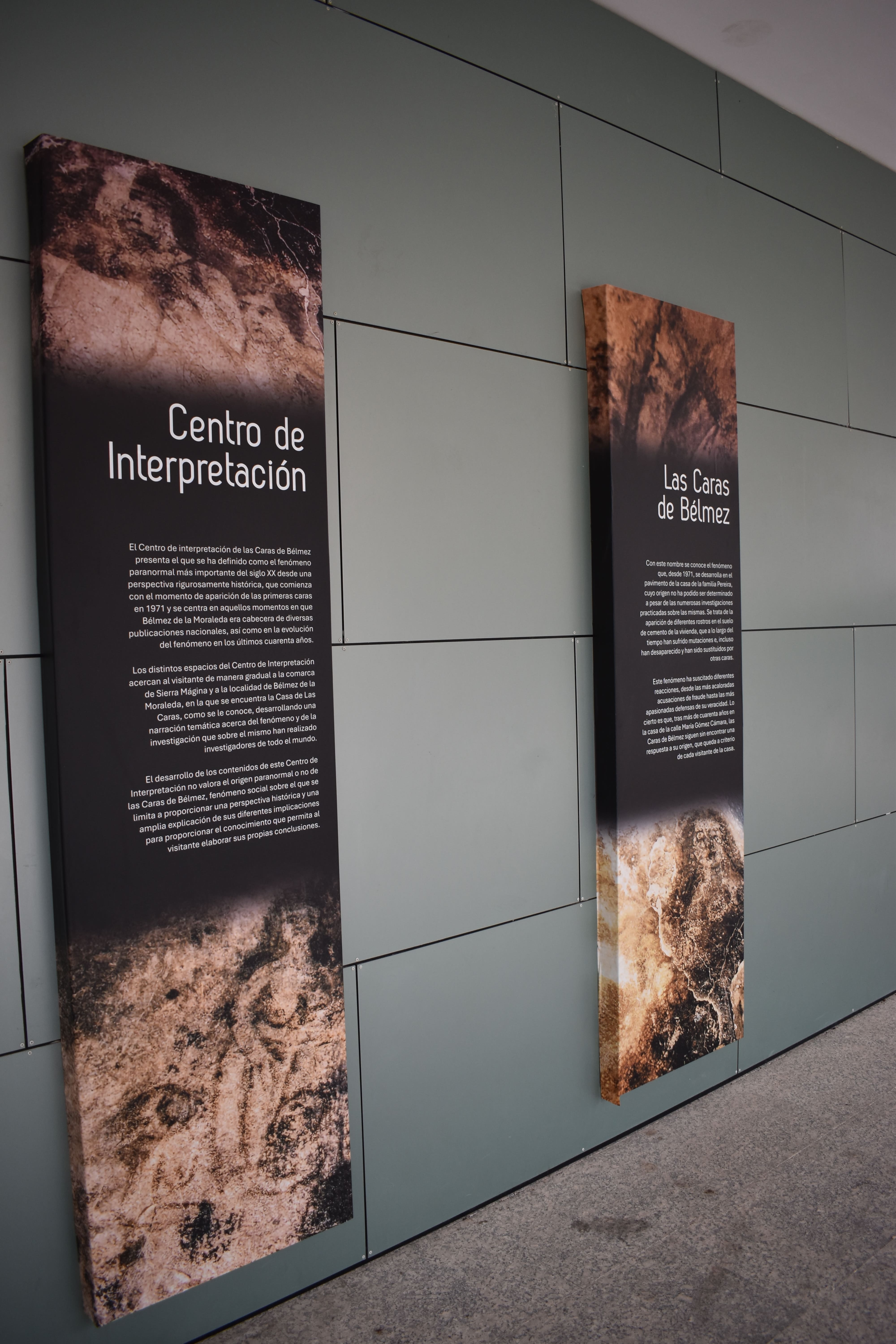 carteles en el Centro de Interpretación de las Caras de Bélmez