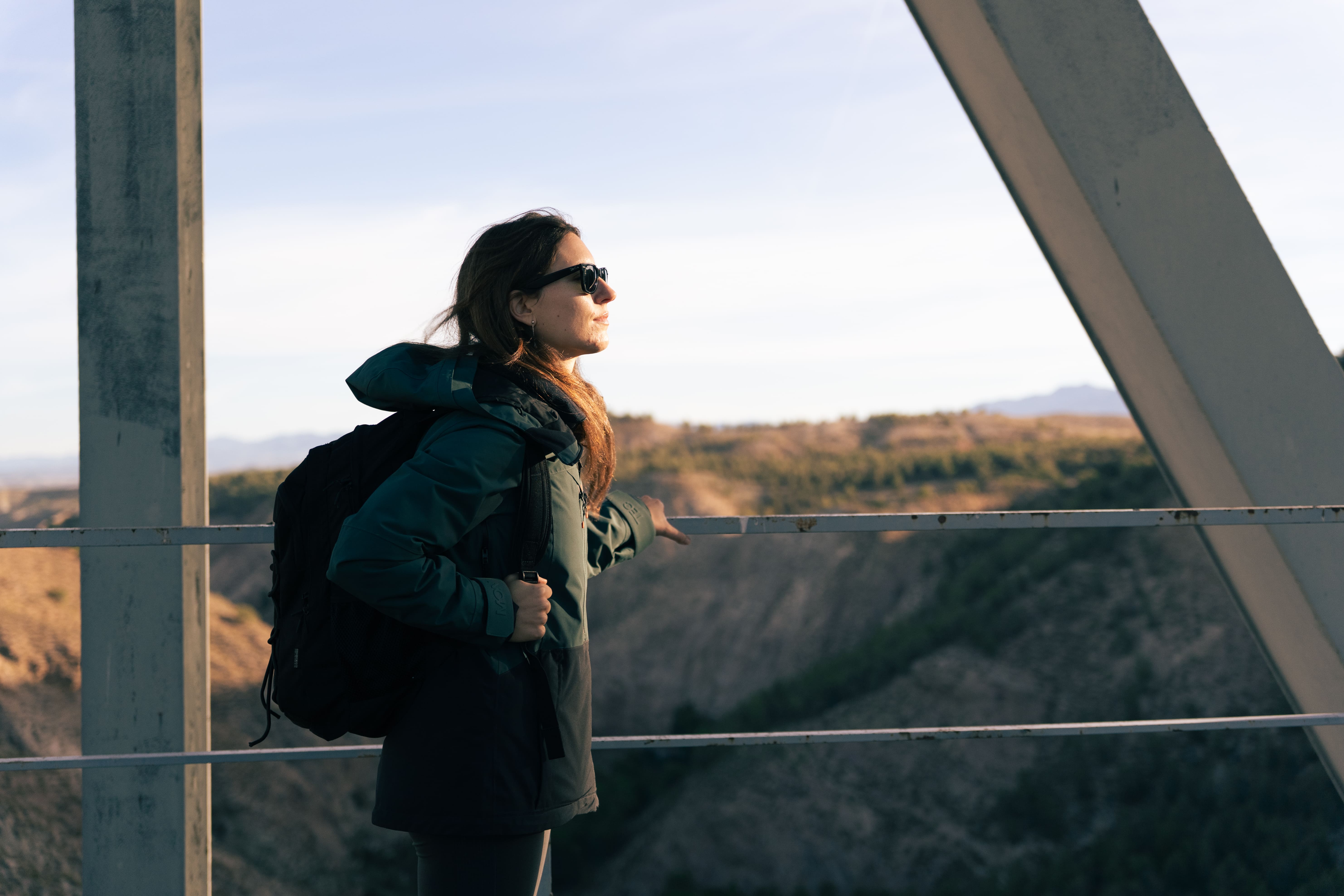 mujer disfrutando de una ruta por el Puente sobre el arroyo Salado
