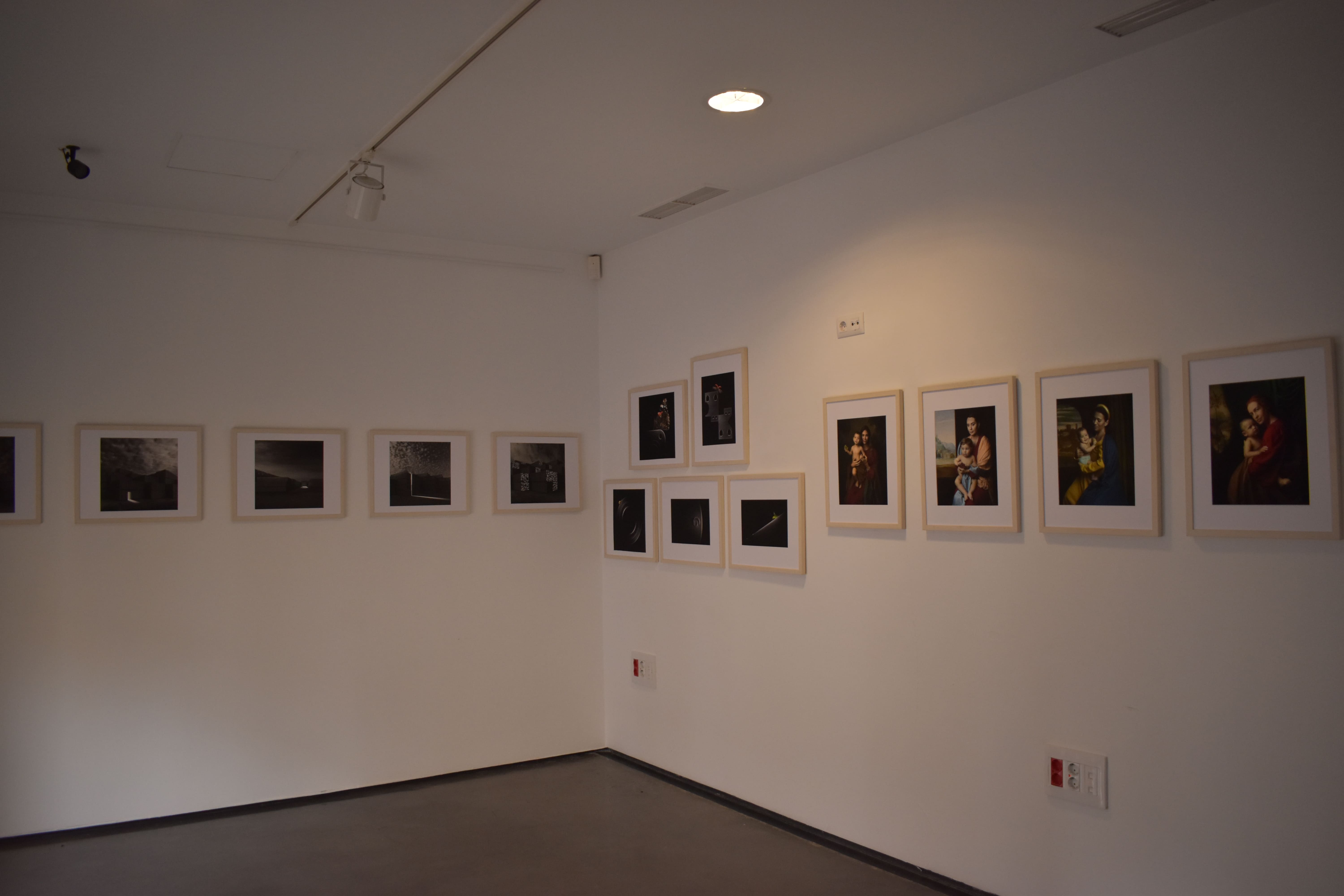 sala con fotografías
