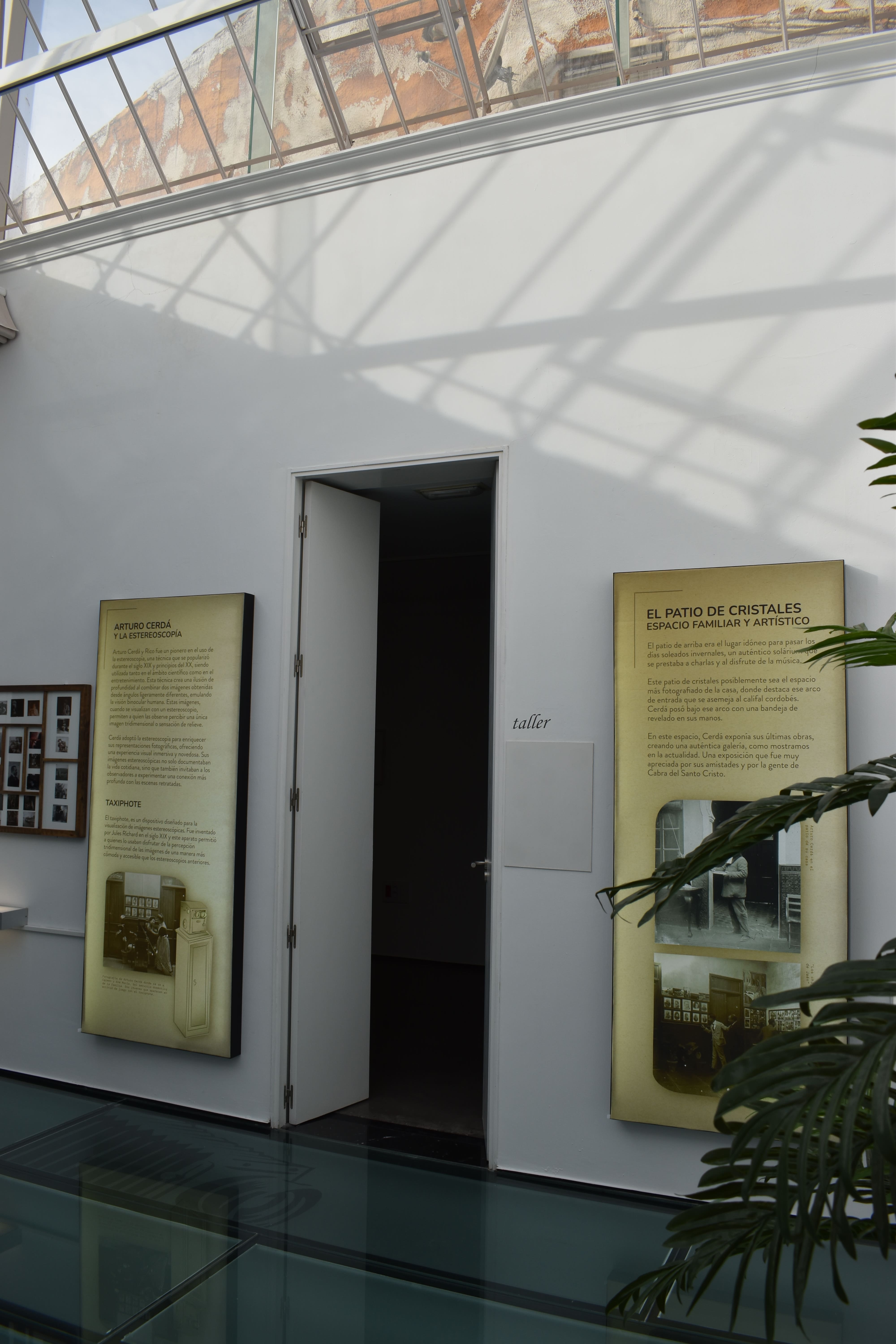 en la imagen se ve una sala del Centro de Interpretación pioneros de la fotografía Casa Arturo Cerdá y Rico - Cabra de Santo Cristo