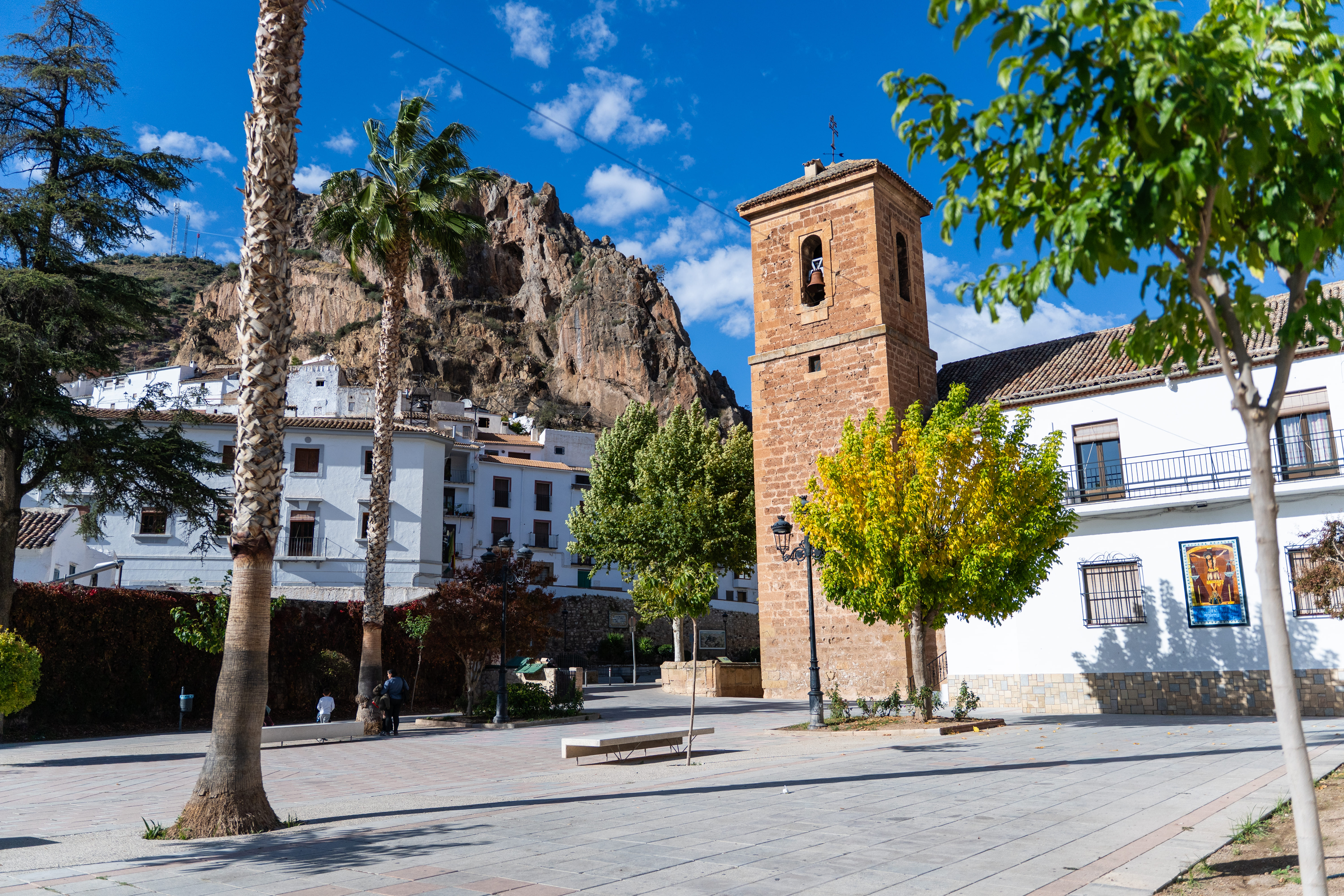 plaza del municipio de Cambil y al fondo, el castillo de Cambil