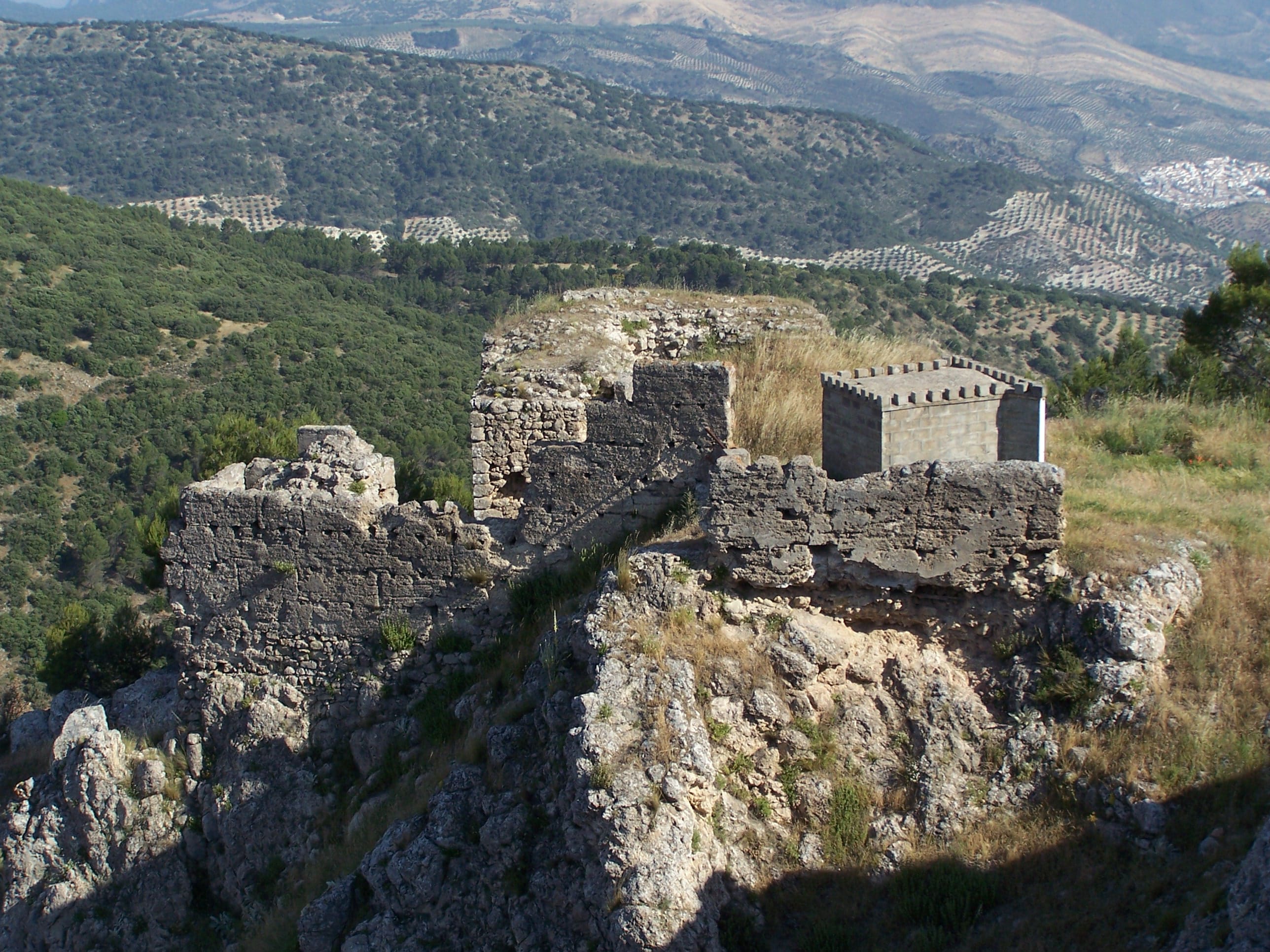 ruinas del castillo de arenas y sus vistas al mar de olivos