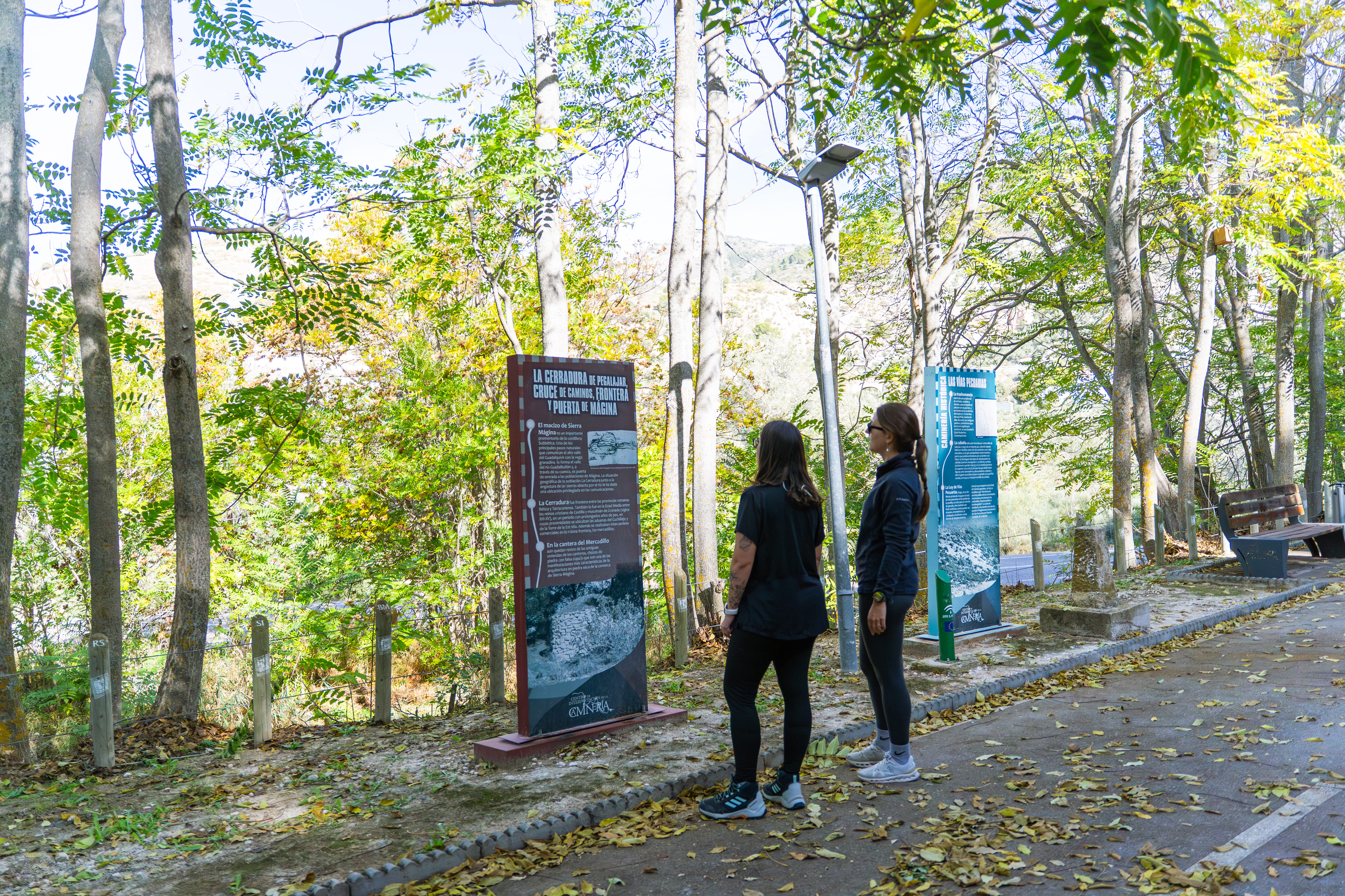 chicas viendo paneles del Centro de interpretación de la Caminería de La Cerradura