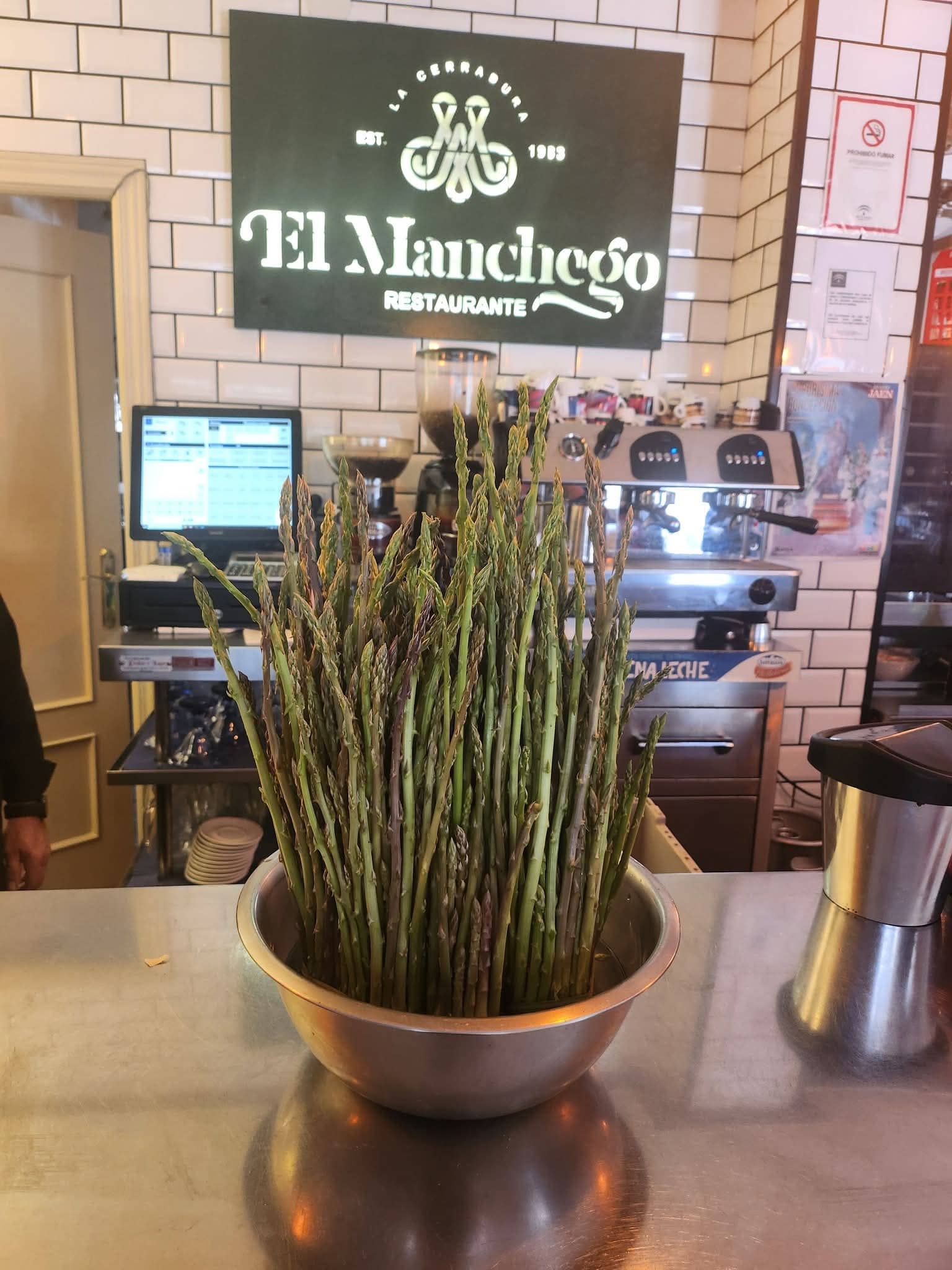 manojo de espárragos sobre la barra del restaurante