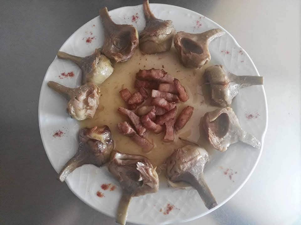 plato de bacon con alcachofas
