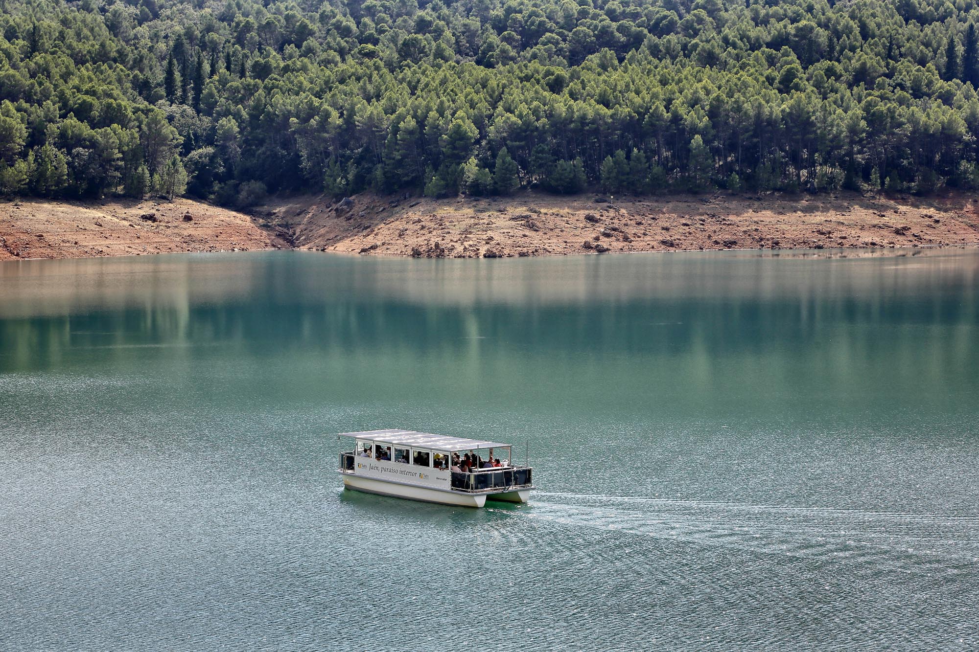 Paseo en Barco solar en el centro de interpretación y restaurante El Tranco en Sierra de Segura