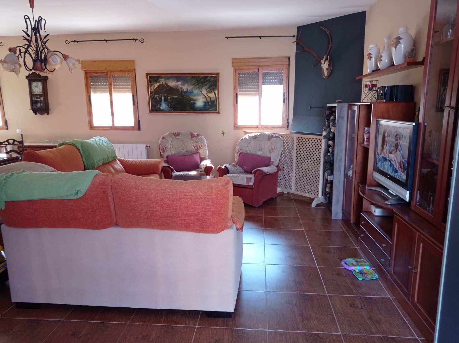 Salón luminoso con amplios ventanales, mobiliario cómodo y zona de descanso. Un espacio funcional pensado para compartir y relajarse tras la actividad.