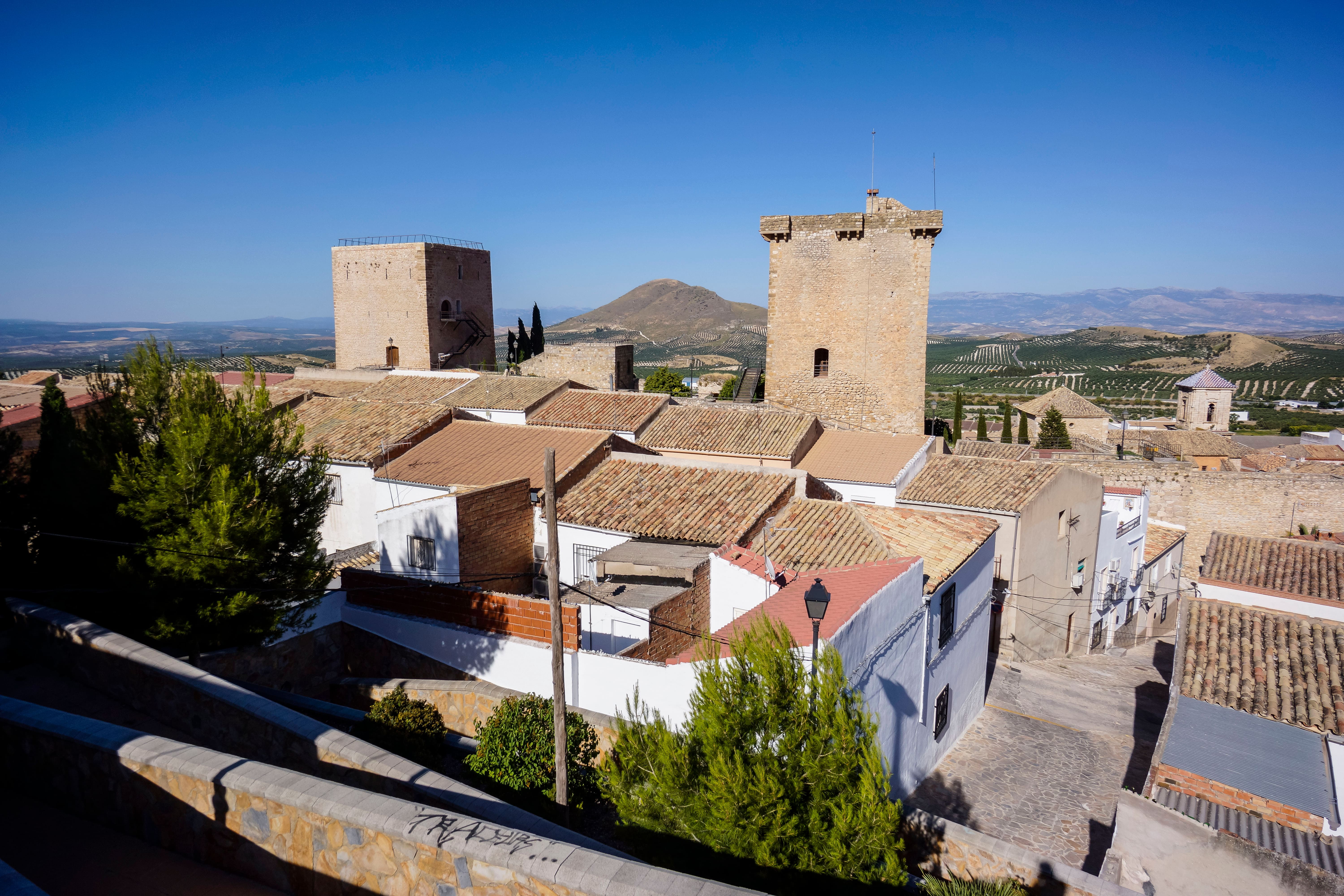 en la imagen se puede ver un lateral del castillo de jódar