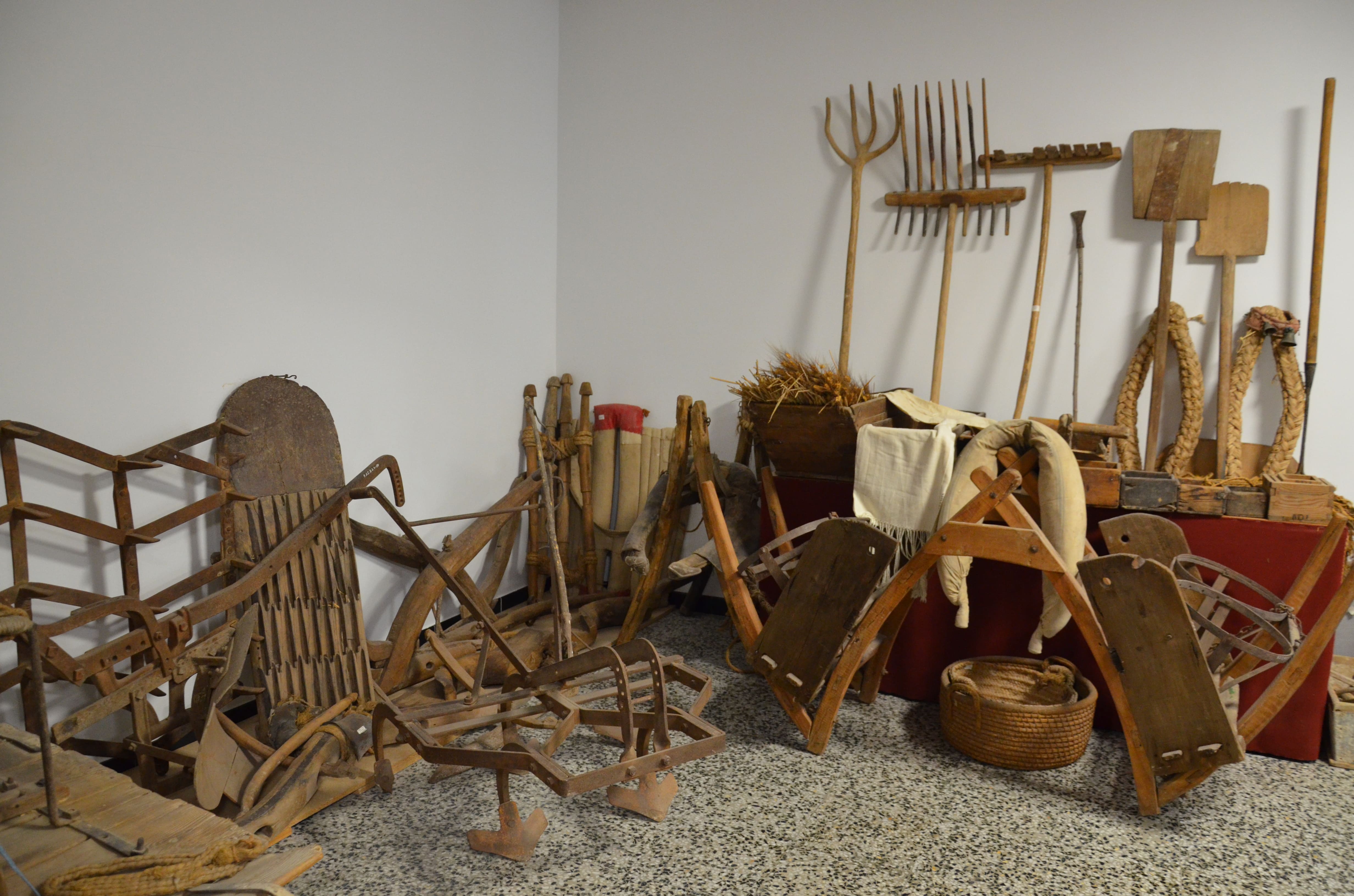 Detalle de varias figuras artesanales realizadas en esparto, con forma de burros decorados con hilos de colores. La imagen destaca el trabajo manual y la importancia de esta fibra vegetal en la artesanía tradicional.