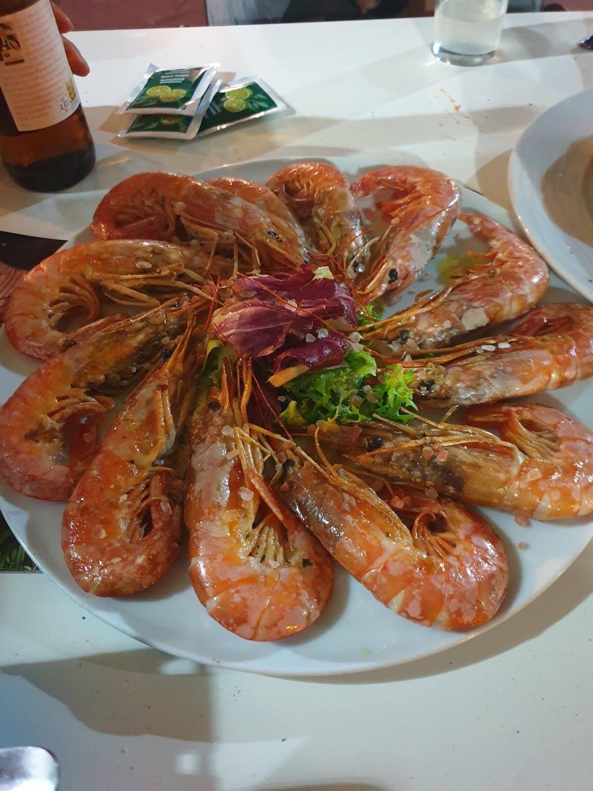plato lleno de gambas cocinadas