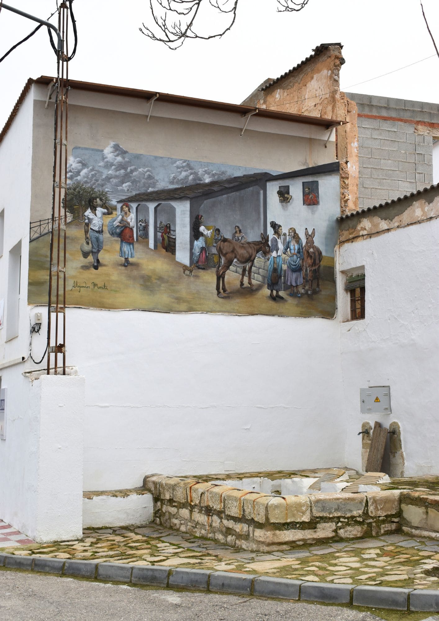 en la imagen se ve una fuente y arriba un grafiti sobre las costumbres de Larva