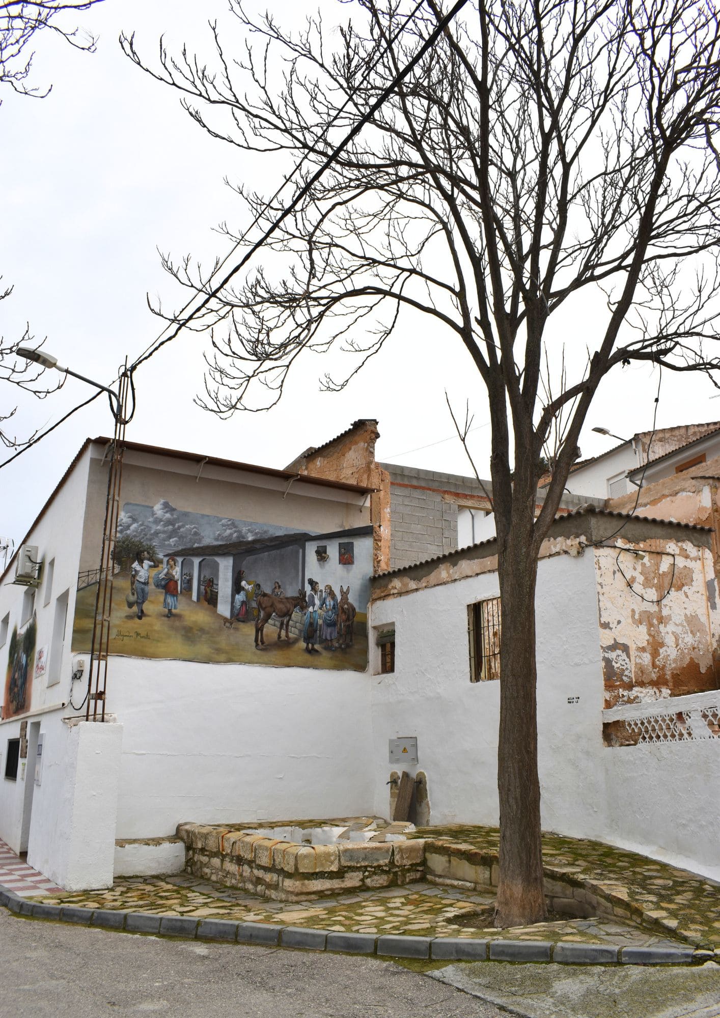 Pilar–Lavadero de en la imagen se ve una fuente y arriba un grafiti sobre las costumbres de LarvaLarva con grafiti sobre las costumbres de Larva