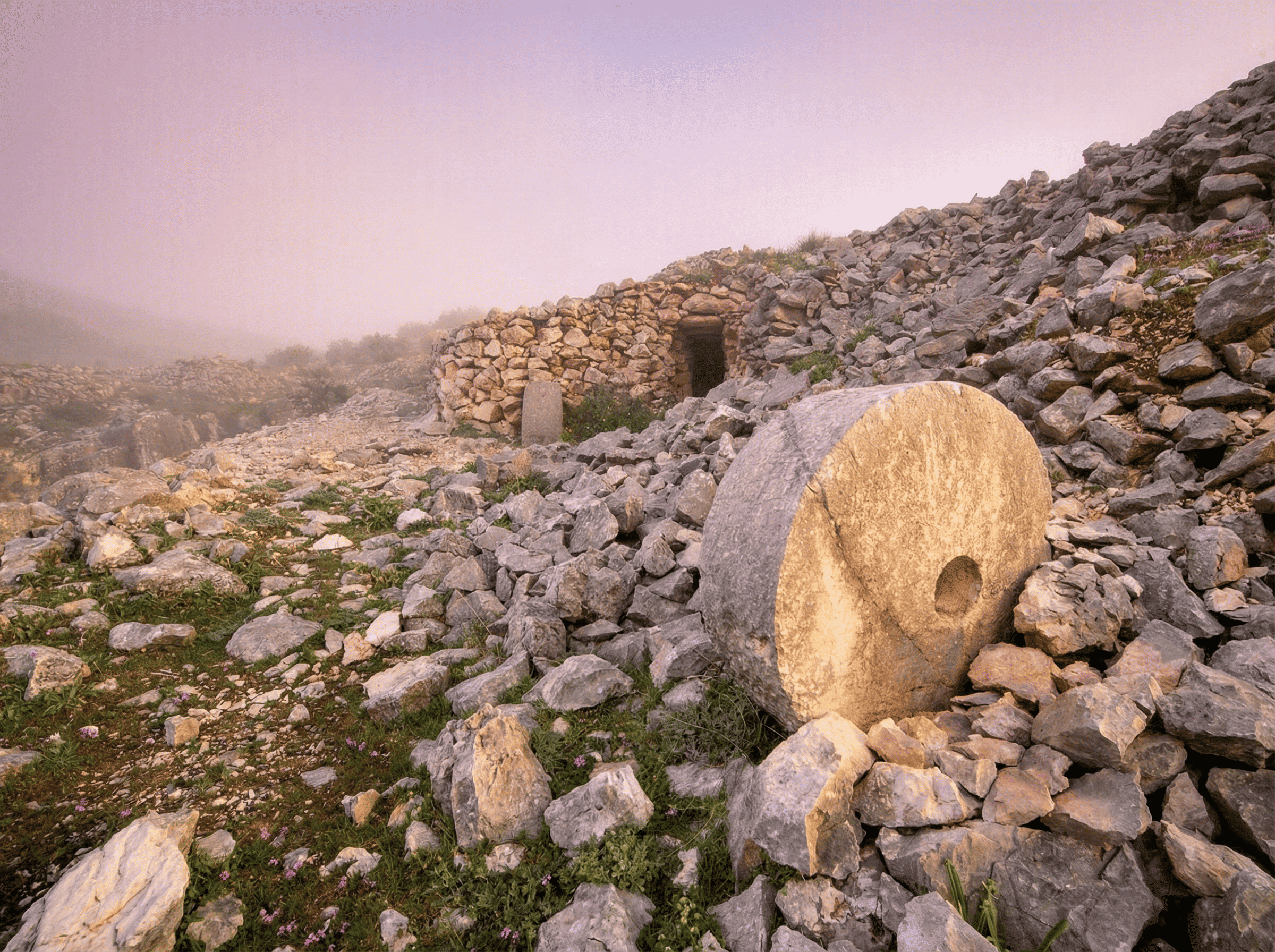 Una vista de "Los Caracoles" en Jimena, Jaén, un conjunto de singulares chozos de piedra seca construidos por antiguos canteros en el Parque Natural de Sierra Mágina.