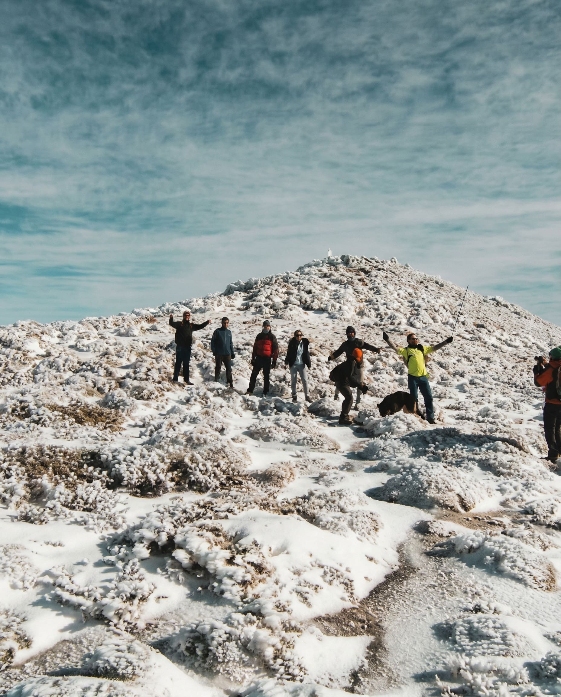 personas subiendo al Pico Mágina nevado
