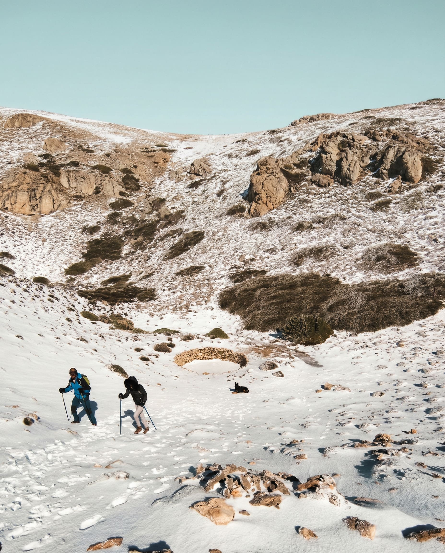 dos personas de senderismo en el Pico Mágina nevado